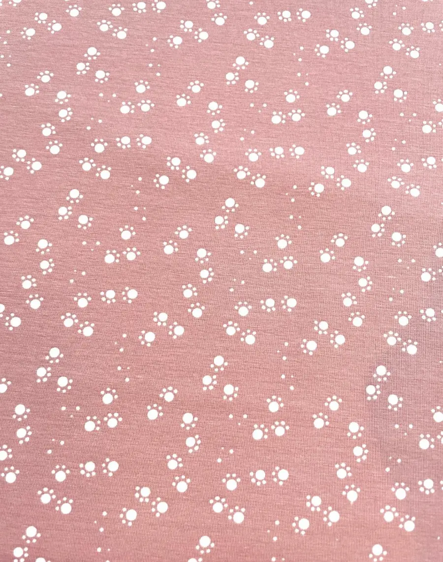 Hochwertiger Jersey-Stoff in Altrosa mit weißen Pfötchen-Motiven als Meterware für Kinderkleidung und Tier-Accessoires.