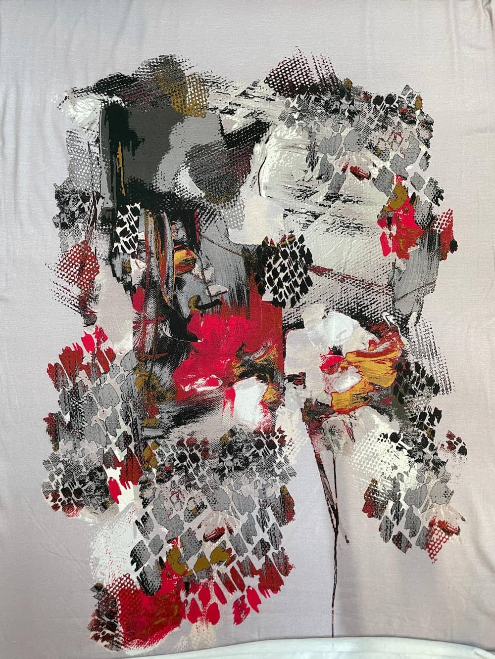 Abstraktes Stoff-Panel aus fließendem Viskose-Jersey mit künstlerischem Print in Anthrazit, Rot und Ocker auf taubenblauem Grund, Breite 148cm.