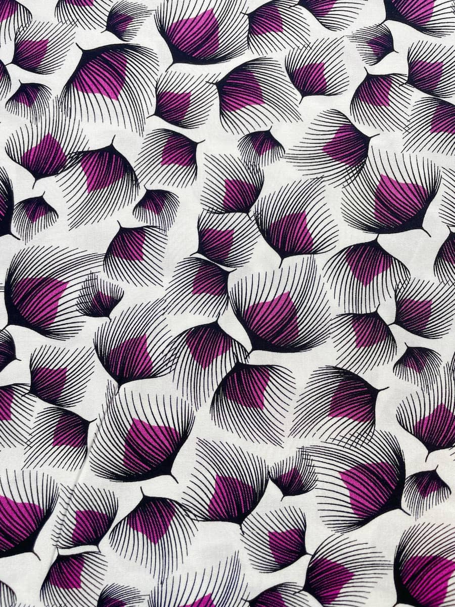 Weißer Viskosestoff mit modernem grafischem Muster aus schwarzen Linien und magentafarbenen Flächen, fließende reine Viskose.