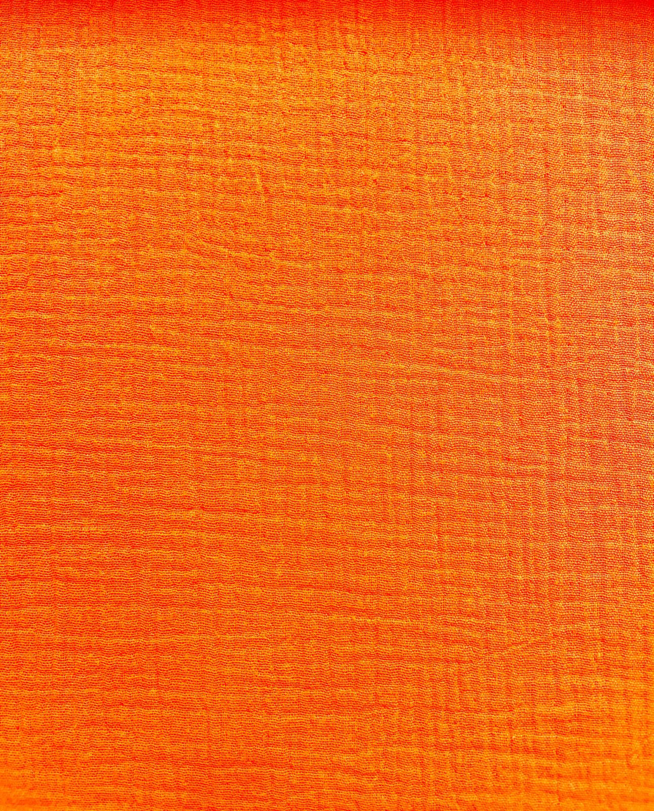 Detaillierte Ansicht von leuchtend orangefarbenem Bio-Musselin-Stoff mit feiner Crinkle-Struktur und weicher Webung aus Double-Gauze.