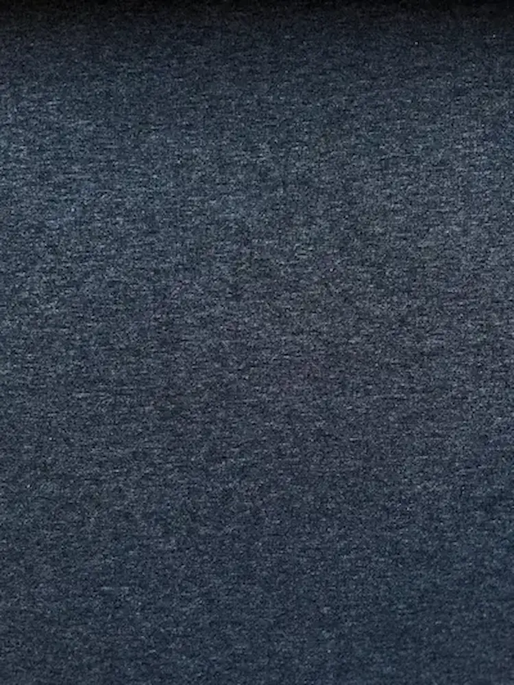 Nahaufnahme eines anthrazit melierten Alpenfleece-Stoffes mit glatter Strickoberfläche.