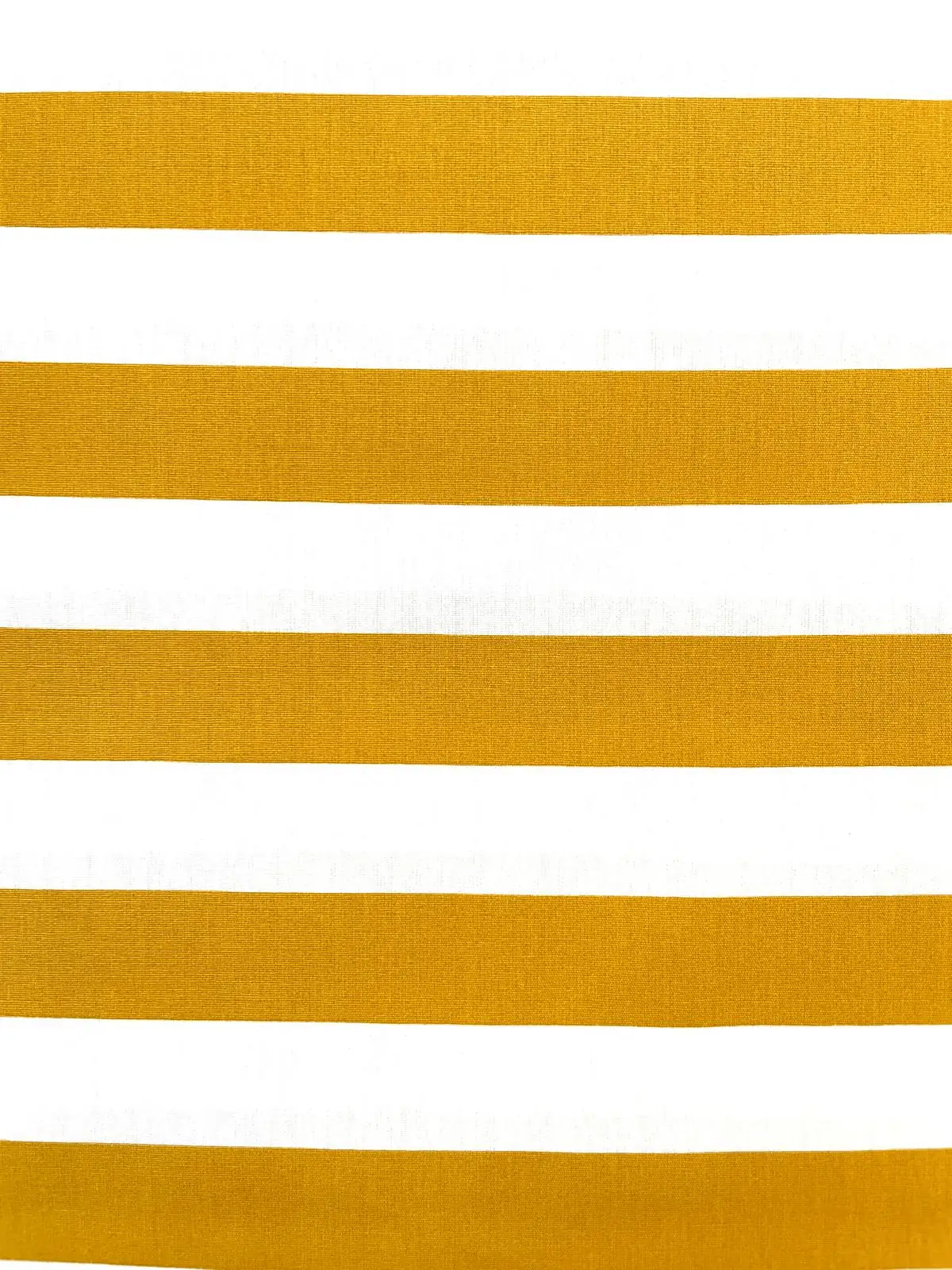 Nahaufnahme von Baumwoll-Popeline Stoff mit horizontalen Streifen in Senfgelb und Weiß, 100% Baumwolle für Schultüten und Taschen.