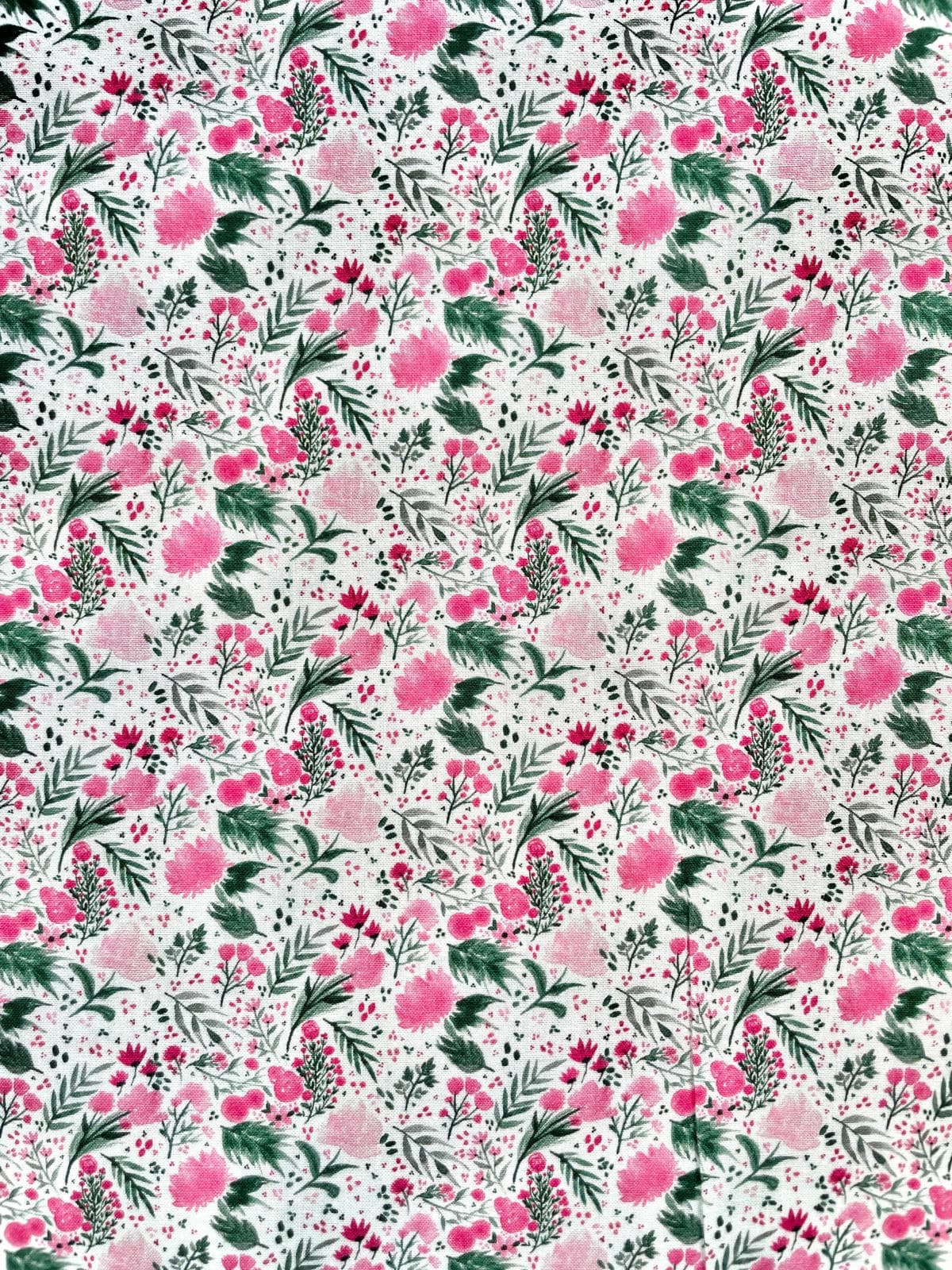 Feiner weißer Baumwollstoff mit flächendeckendem Aquarell-Print aus pinken Blüten, rosa Akzenten und dunkelgrünen Blättern; leichte Webware für Mode und Deko.