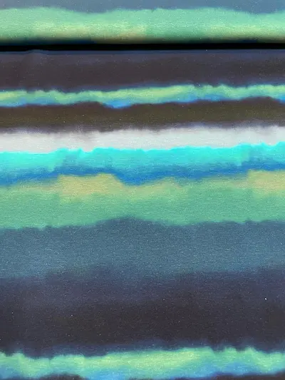 Hochwertiger Jersey-Stoff mit horizontalen Streifen im Batik-Look (Tie-Dye) in den Farben Dunkelblau, Türkis, Smaragdgrün und Schwarz