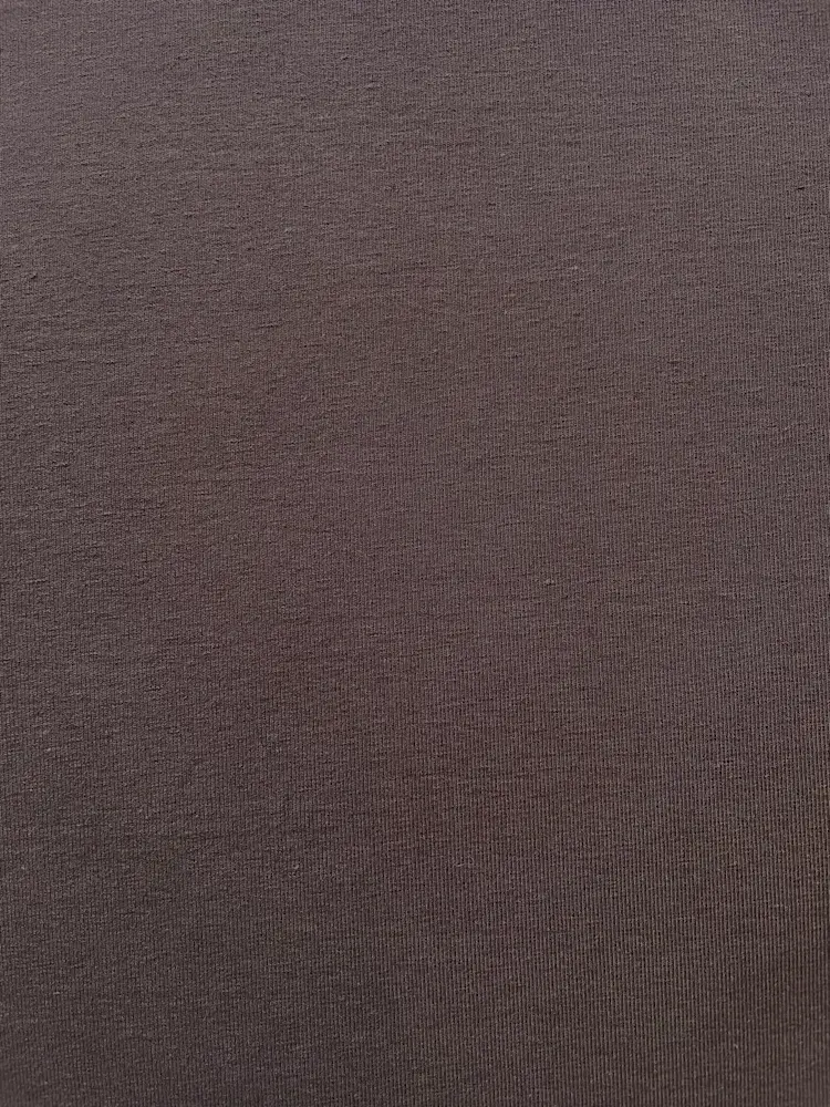 Nahaufnahme der feinen Strickstruktur eines dunkelbraunen Jersey-Stoffes in Mocca, blickdichte Qualität aus 92% Baumwolle und 8% Elasthan.