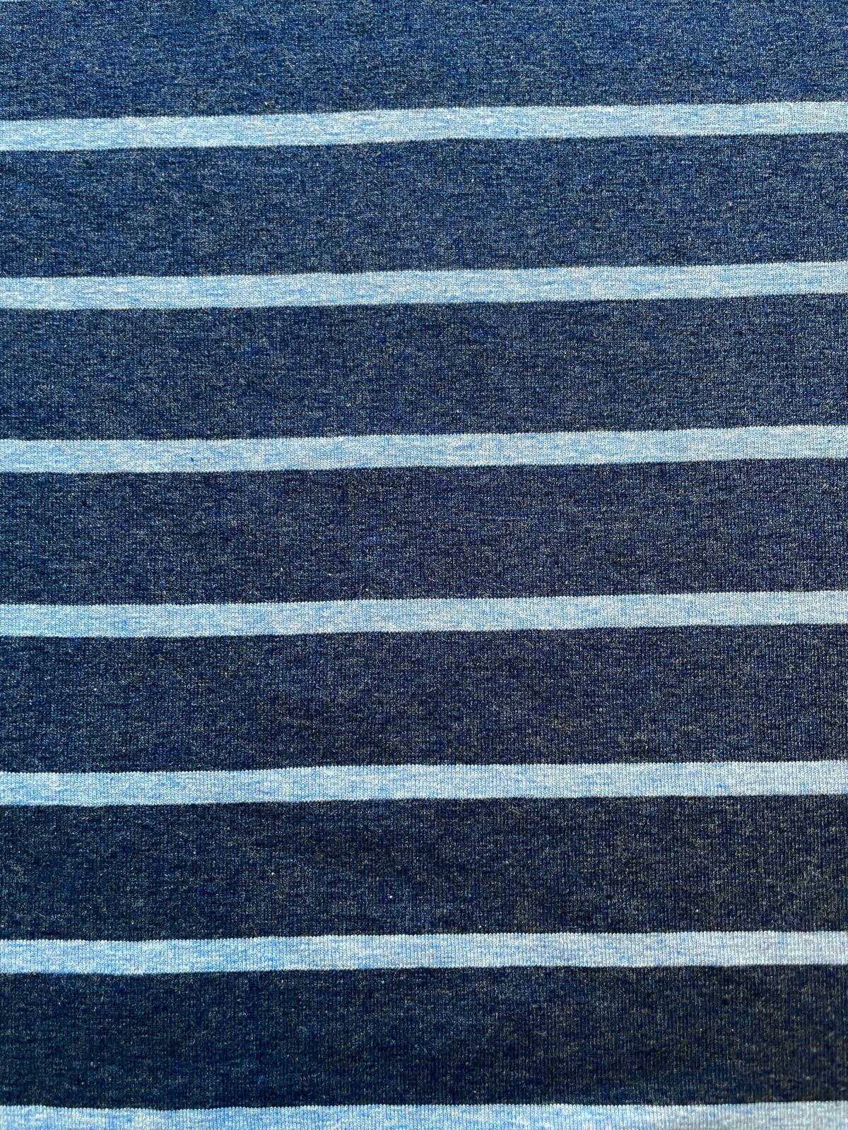 Nachhaltiger Bio-Baumwolljersey als Meterware mit einem feinen, horizontalen Streifenmuster in Dunkelblau-Melange und Hellblau.