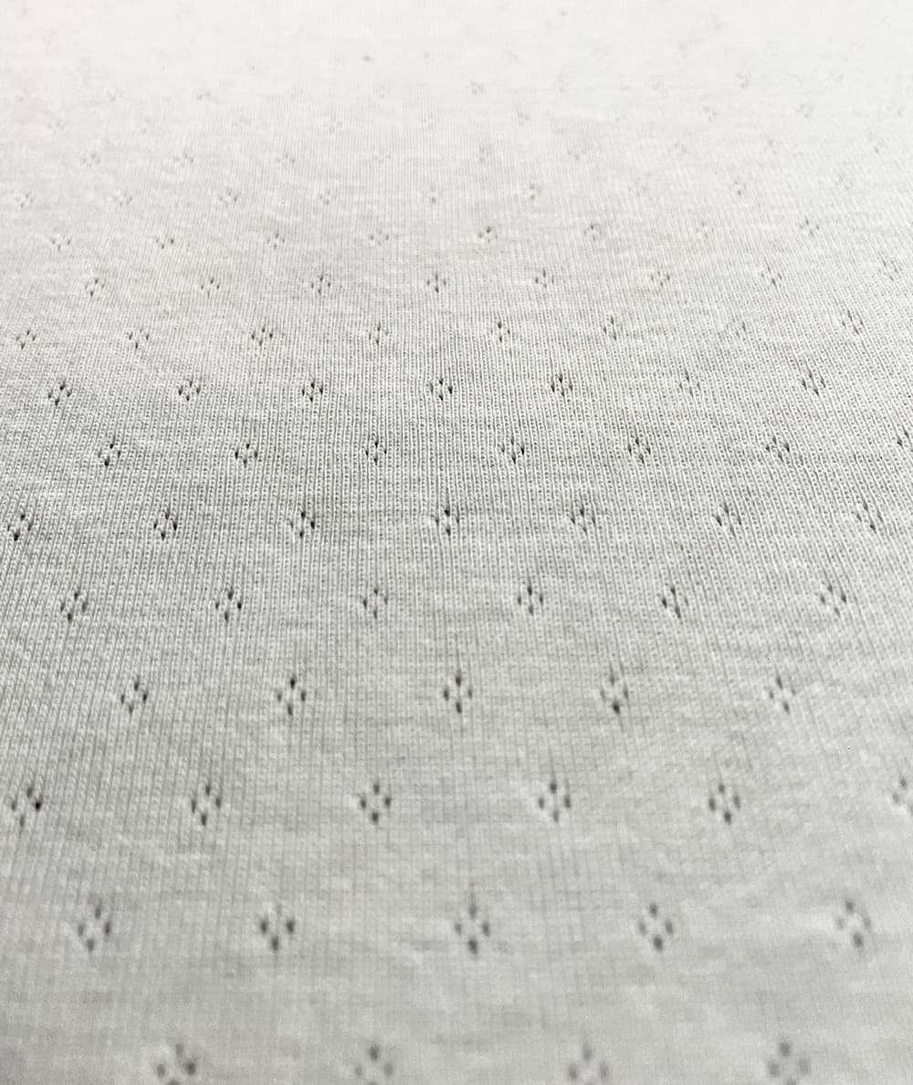 Geraffter Ajour-Jersey in Creme – zarter Feinstrick mit Lochmuster für weich fallende Babykleidung