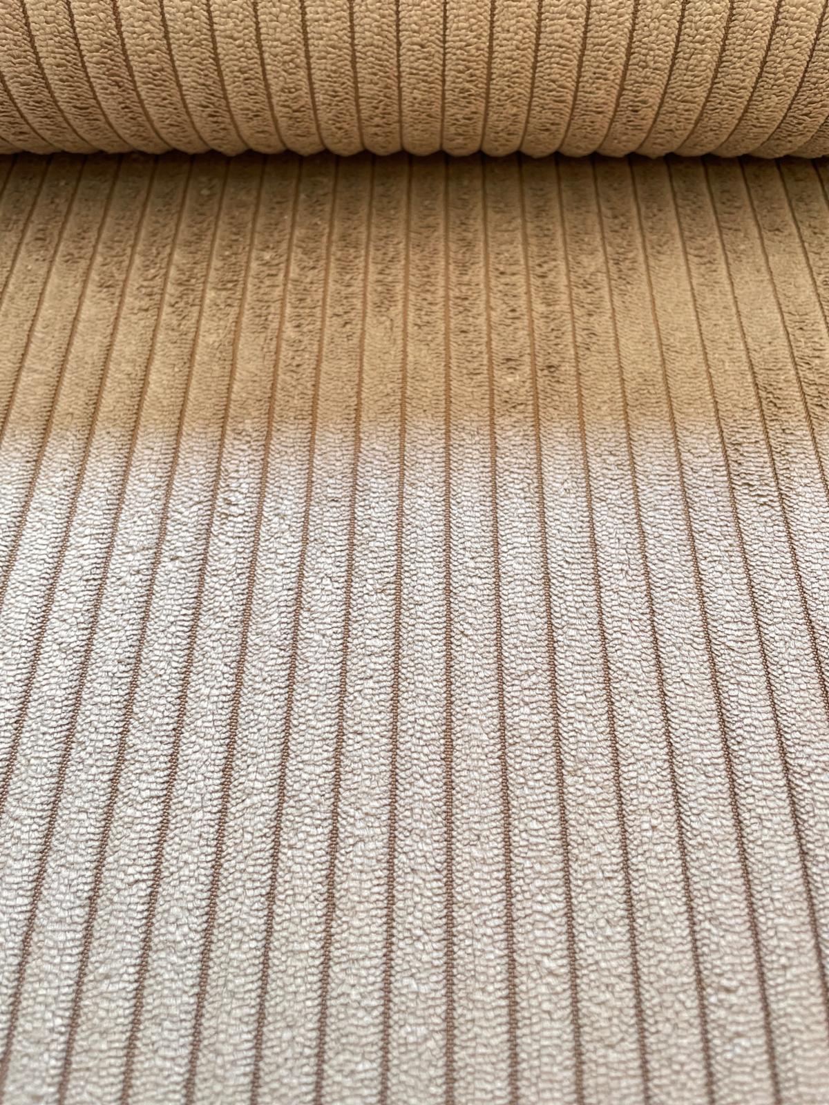 Nahaufnahme eines beigen Breitcord-Stoffs mit charakteristischer Rippenstruktur aus Polyester-Nylon-Mix für Polsterarbeiten und Taschen.