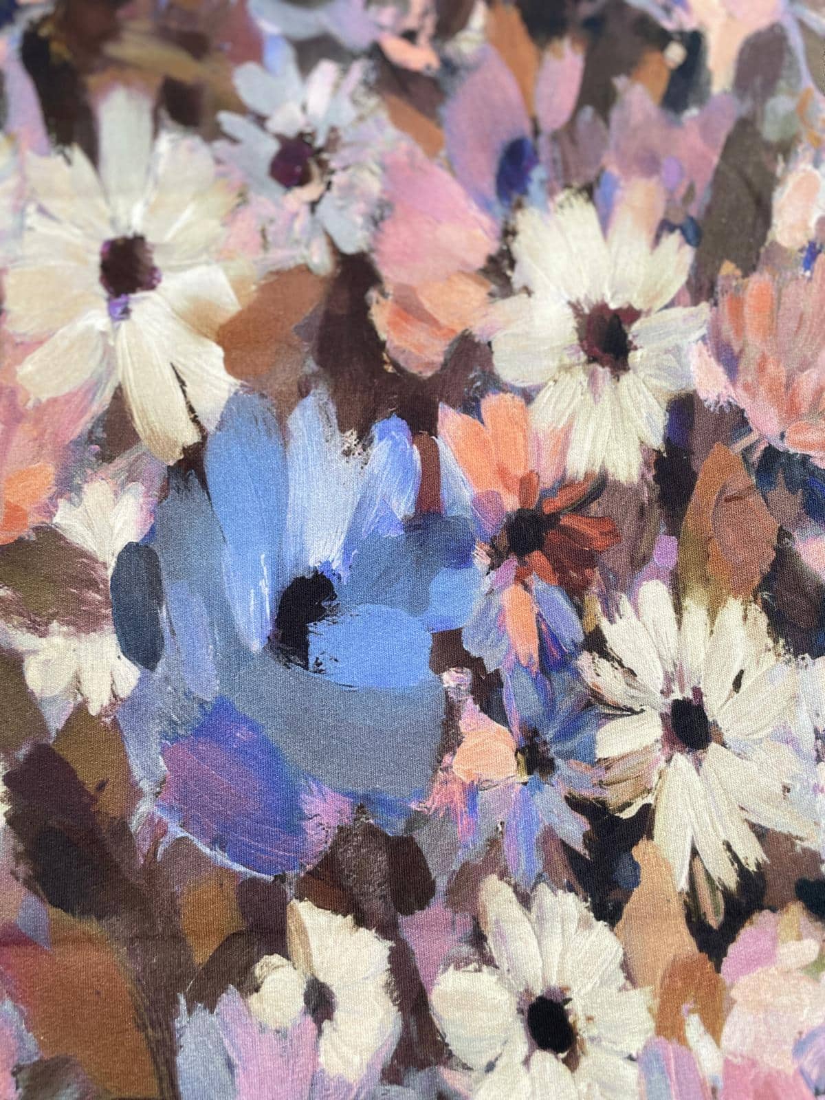 Hochwertiger French Terry Stoff als Meterware mit einem malerischen, abstrakten Blumenmuster in Blau-, Beige-, Weiß- und Rosatönen im Pinselstrich-Design