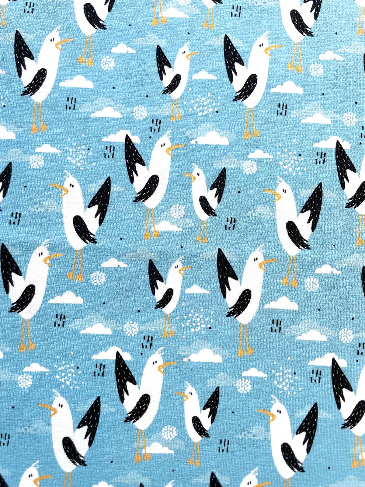 „Küsten-Kumpel“ – Baumwolljersey mit Möwen-Print hellblau(1) „Küsten-Kumpel“ – Baumwolljersey mit Möwen-Print hellblau(1)