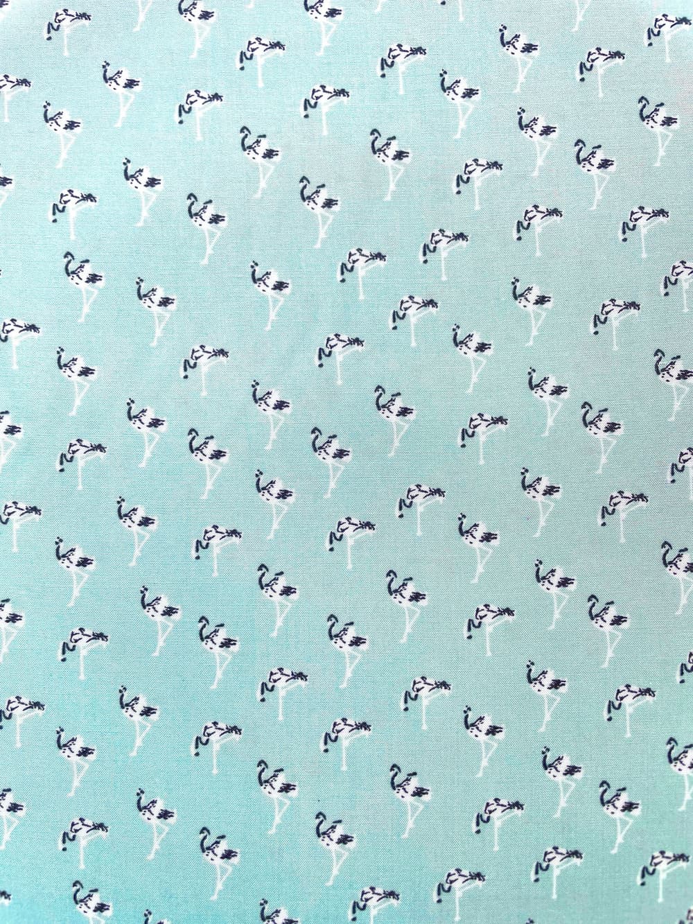 Leichter Viskosestoff in Mint mit feinem Flamingo-Muster, 140cm breit, ideal für Sommerkleider und Blusen.