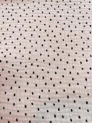 Bio Musselin zartrosa mit schwarzen Punkten / Tupfen Bio Musselin zartrosa mit schwarzen Punkten / Tupfen