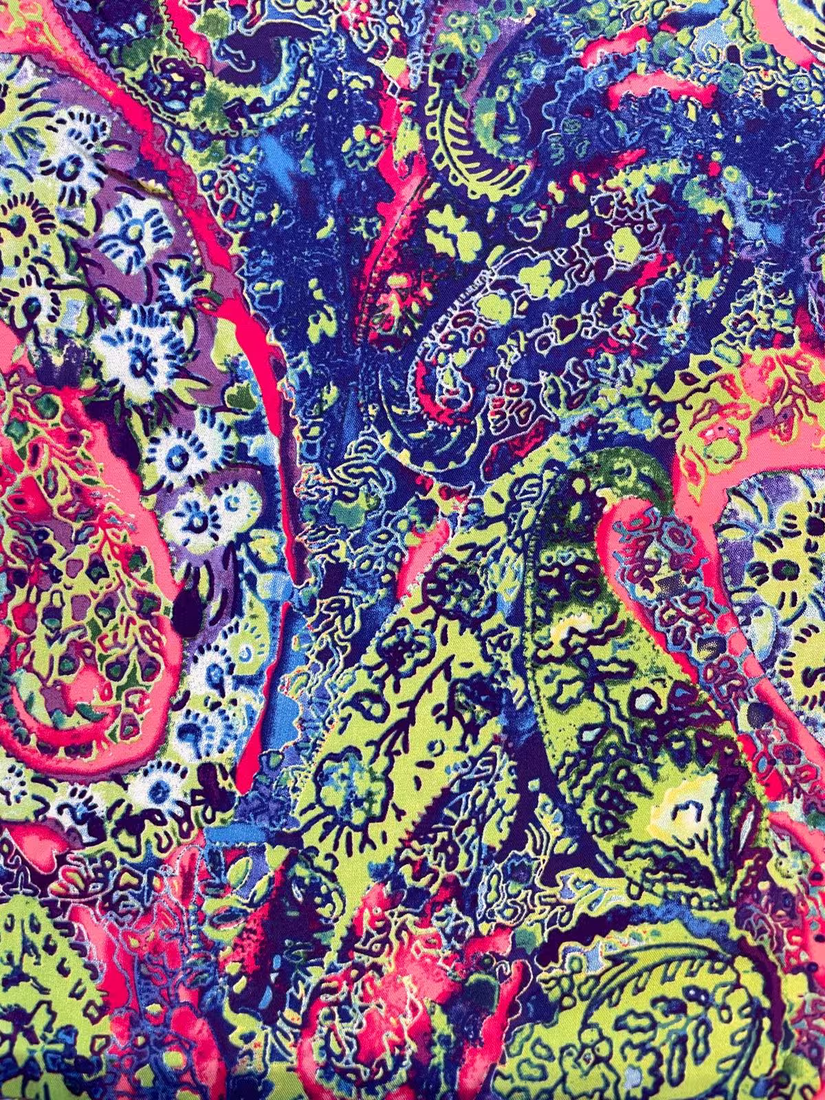 Hochwertiger, weich fallender Viskosestoff als Meterware mit buntem Paisley-Muster in Neon-Pink, Blau und Limettengrün