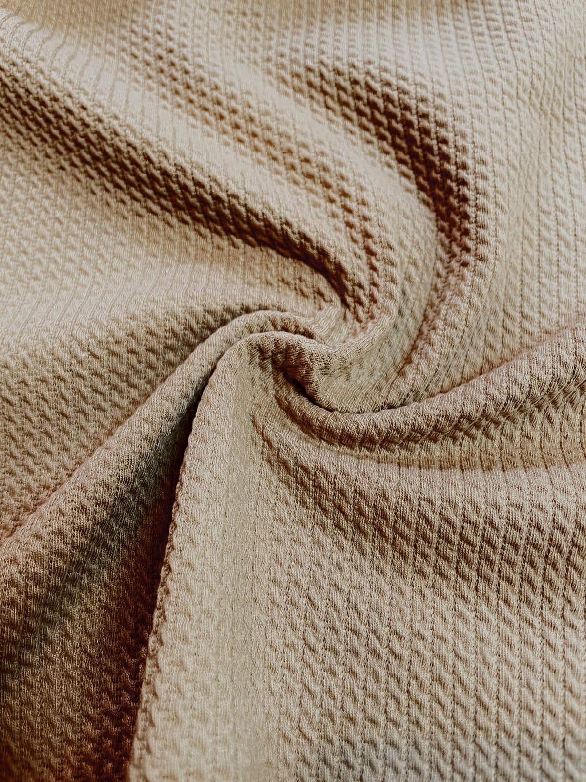 Geraffter Jacquard-Jersey in Beige mit Zopfstrick-Relief – weich fallender Strukturstoff für zeitlose Kleidung