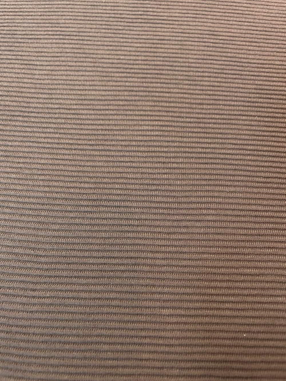 Detailaufnahme von braunem Ottoman-Rippjersey Stoff in der Farbe Mokka mit deutlicher Rippenstruktur, verfügbar als Meterware für Nähprojekte