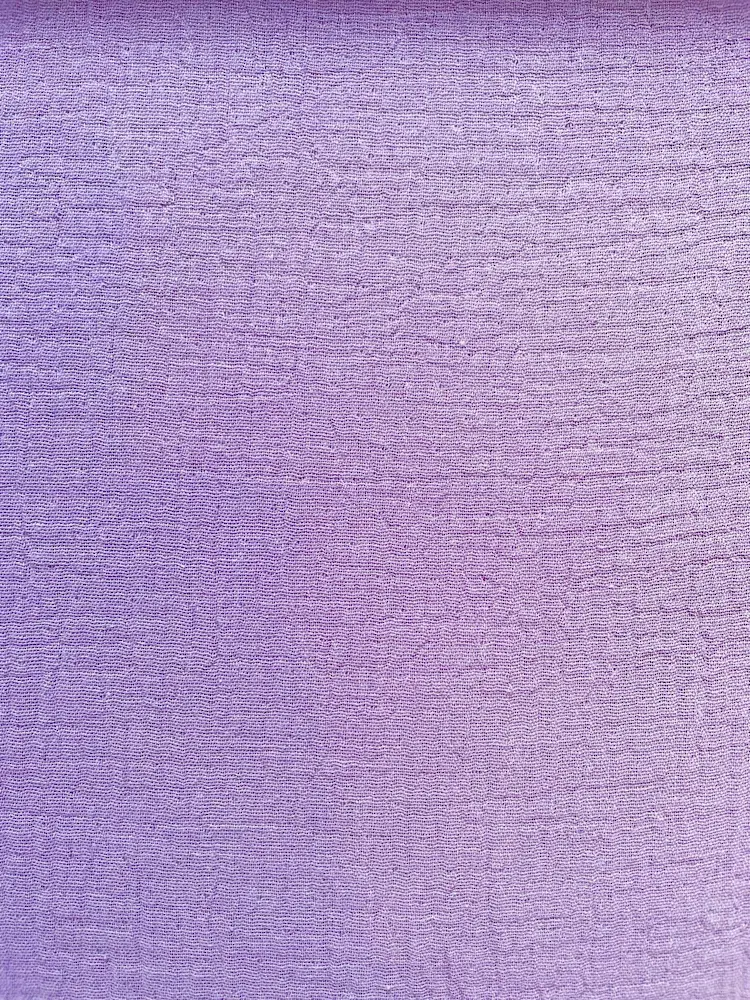 Weicher Musselin in Lila/Flieder, ideal für luftige Babykleidung, Tücher und Sommeroutfits – 135g/m² Qualität.