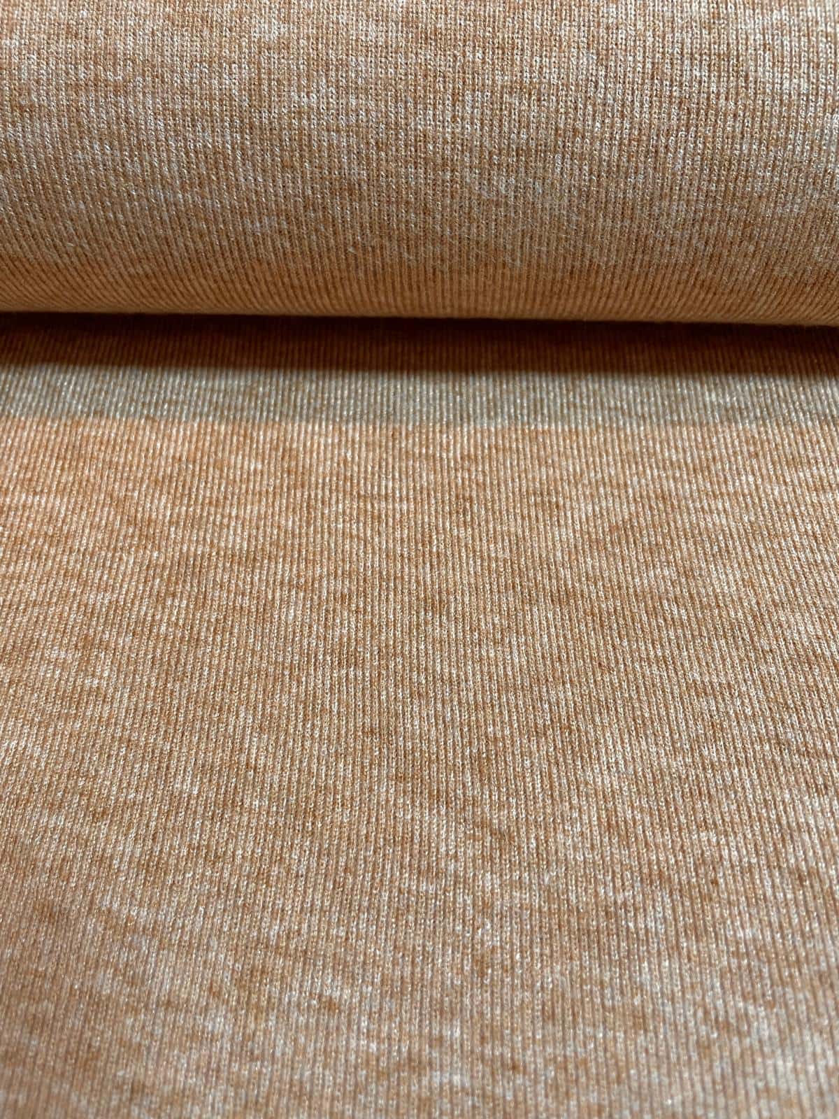 Ein weicher Feinstrickstoff mit dezenter vertikaler Rippenstruktur in einer warmen Zimt-Melange-Optik. Die Oberfläche zeigt ein harmonisches Spiel aus helleren und dunkleren Brauntönen. Ideal für gemütliche Cardigans, Pullover oder herbstliche Accessoires