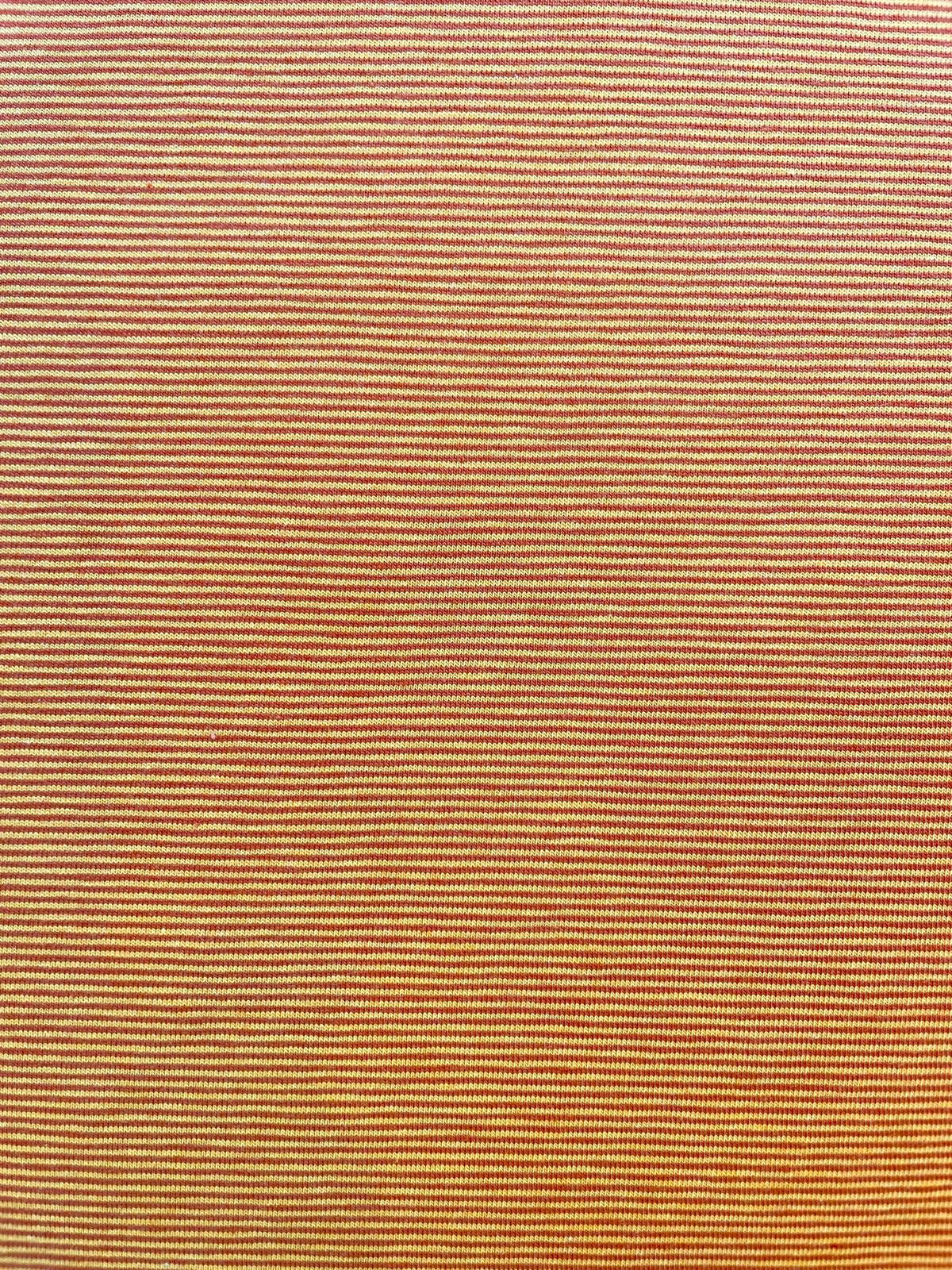 Gestreifter Jersey-Stoff in warmem Rost-Terracotta und Goldgelb, ideal für Baby- und Damenbekleidung.