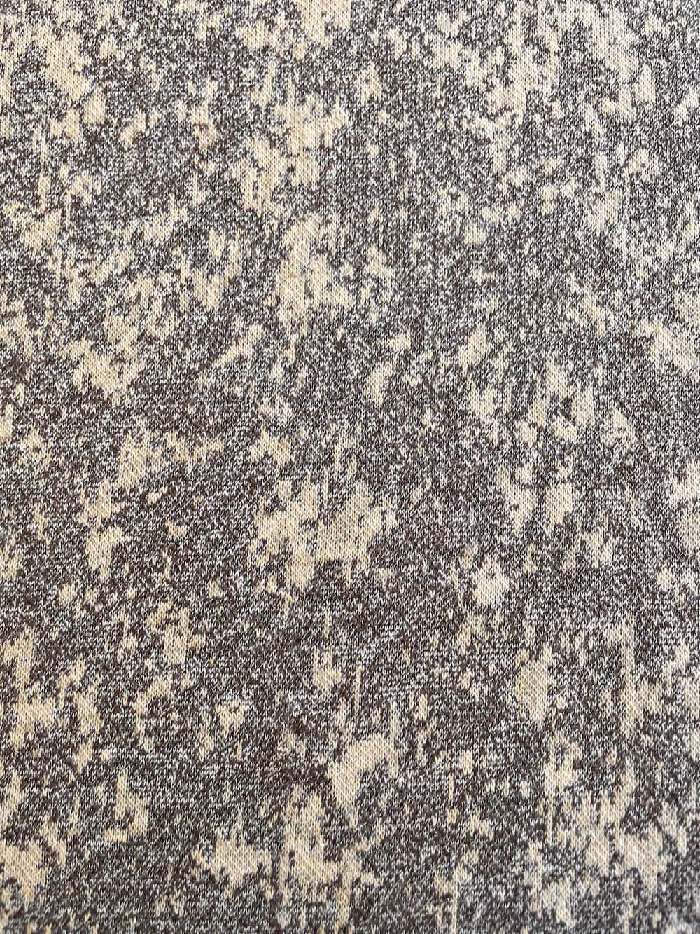Hochwertiger Strick-Jacquard Stoff als Meterware in Schlamm und Schwarz mit strukturiertem Muster