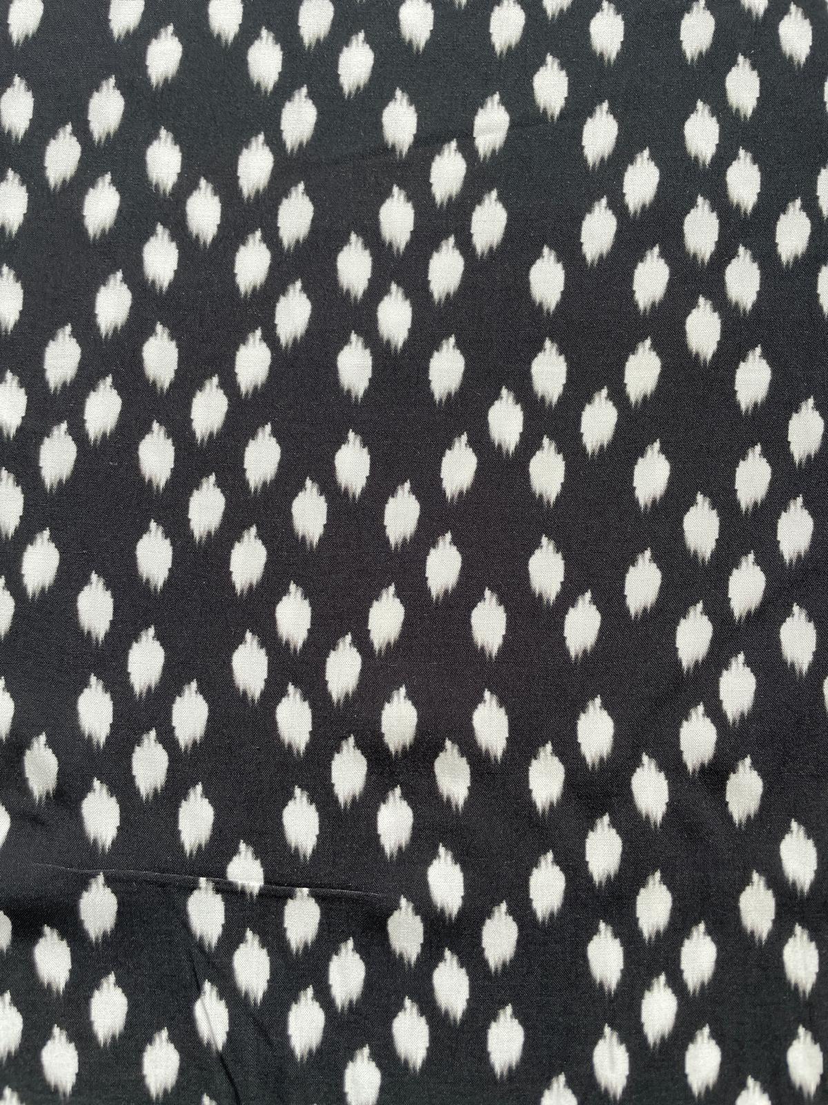 Viskose-Mix „Ikat Dots“ – Zeitloses Schwarz-Weiß Viskose-Mix „Ikat Dots“ – Zeitloses Schwarz-Weiß