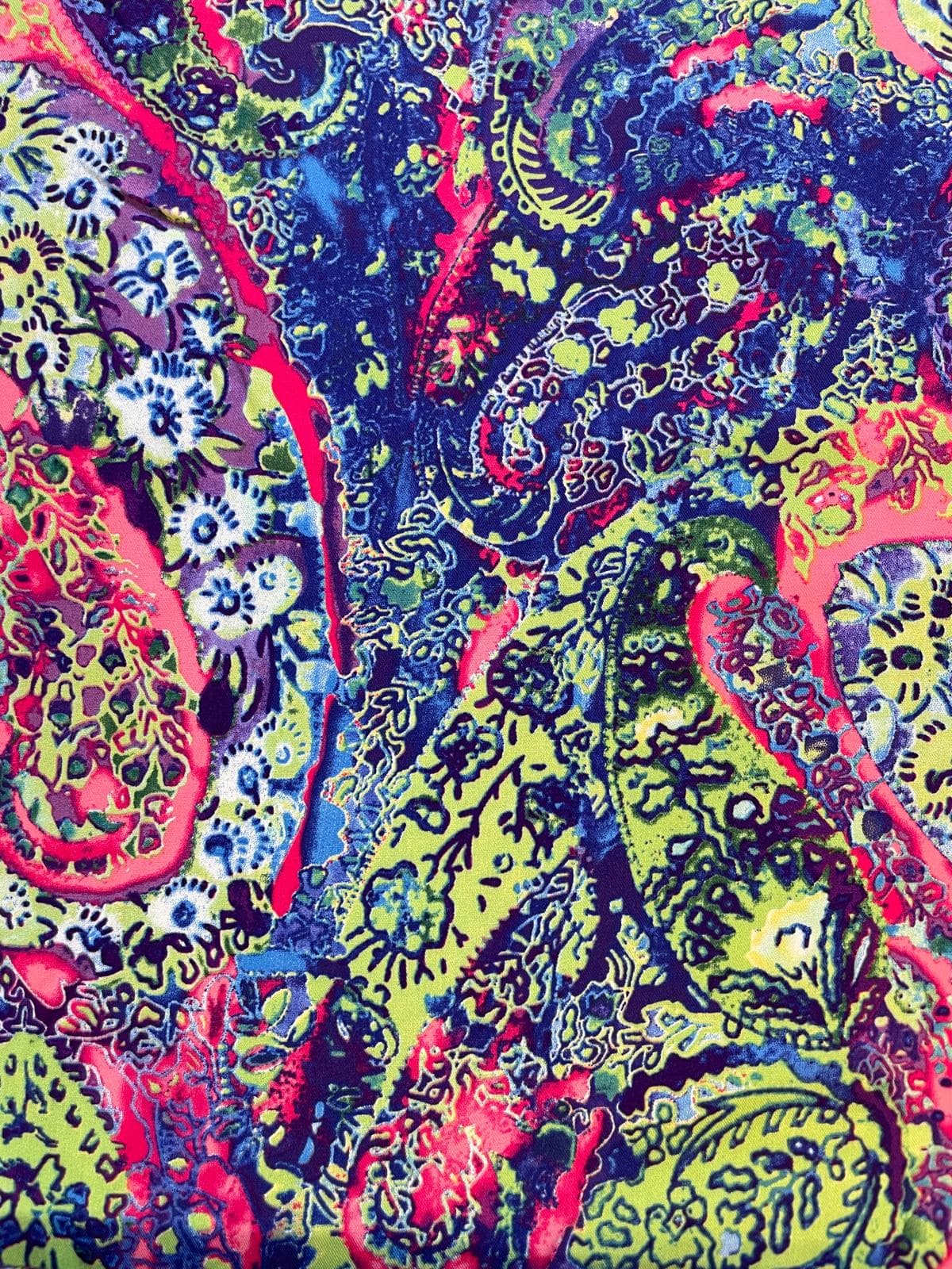 Hochwertiger, weich fallender Viskosestoff als Meterware mit buntem Paisley-Muster in Neon-Pink, Blau und Limettengrün