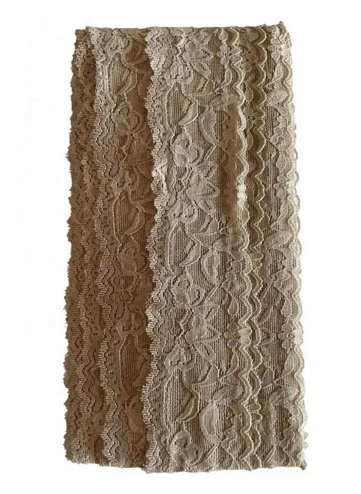 Zusammengelegtes elastisches Spitzenband mit 40mm Breite in Beige, florales Lochmuster mit gewelltem Rand, dehnbare Stretch-Spitze als Meterware