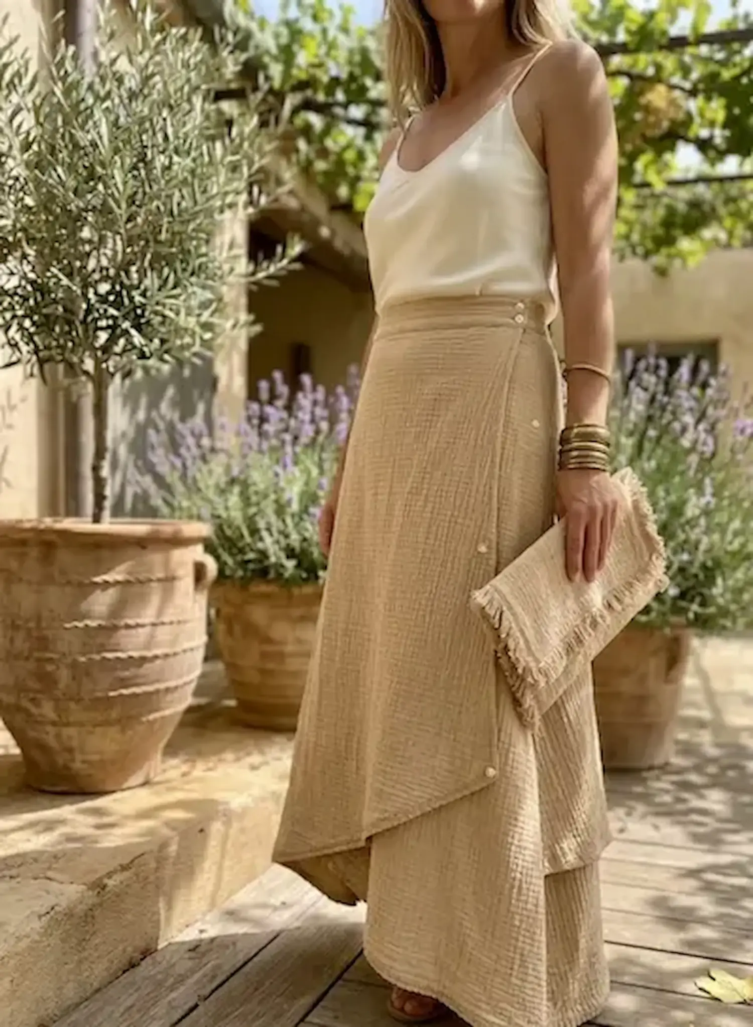 Langer Wickelrock und passende Clutch aus sandfarbenem Musselin Stoff, sommerliches Outfit aus Double Gauze Baumwolle.