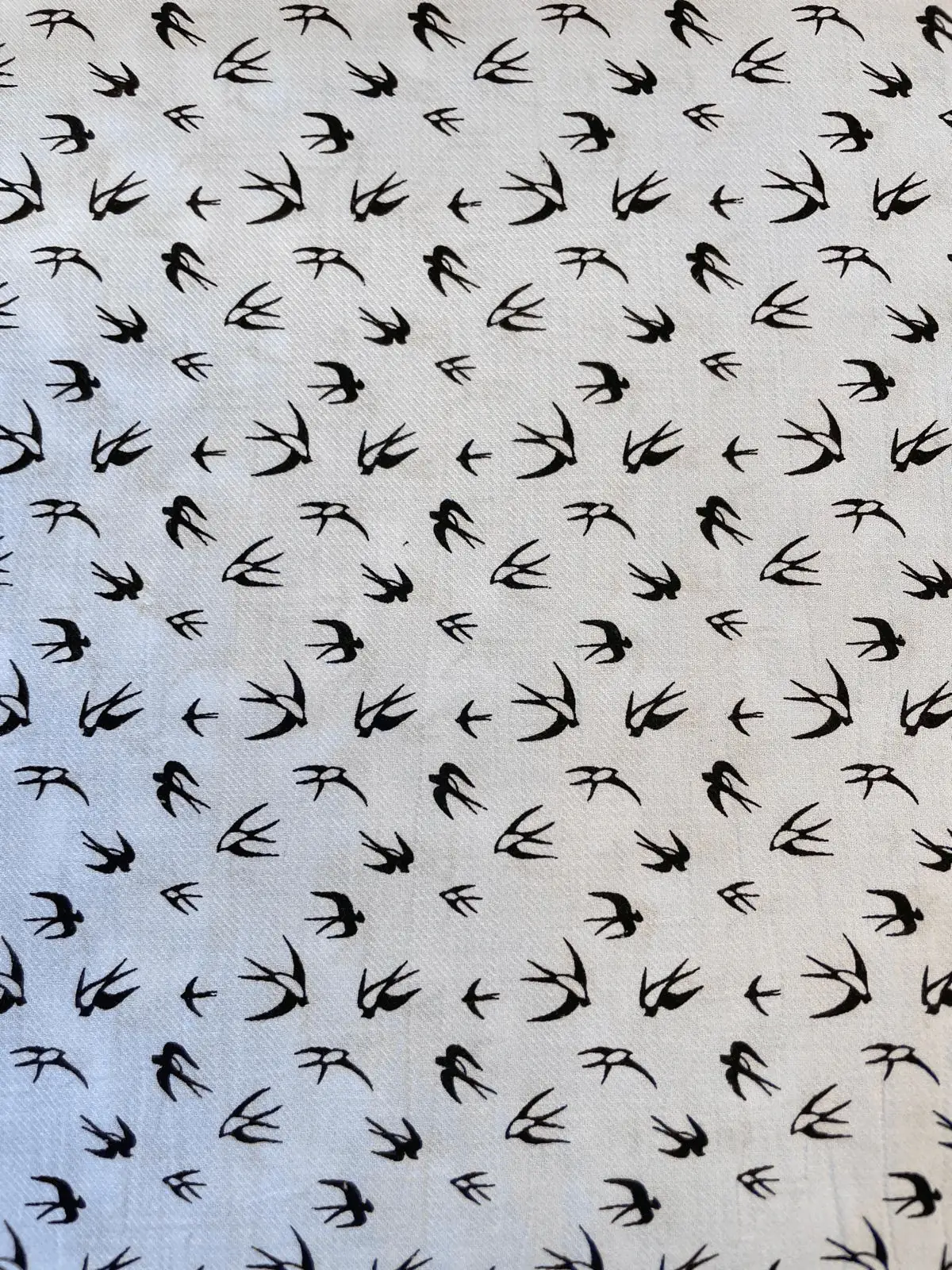 Musselin „Flying Swallows“ mit Schwalben lila/blau Musselin „Flying Swallows“ mit Schwalben lila/blau
