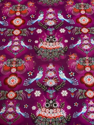 Detailreicher Baumwolljersey mit Folklore-Print: Symmetrische Eulen- und Vogelmotive auf leuchtendem Magenta. Hochwertiger Digitaldruck für Kleidung und Accessoires.