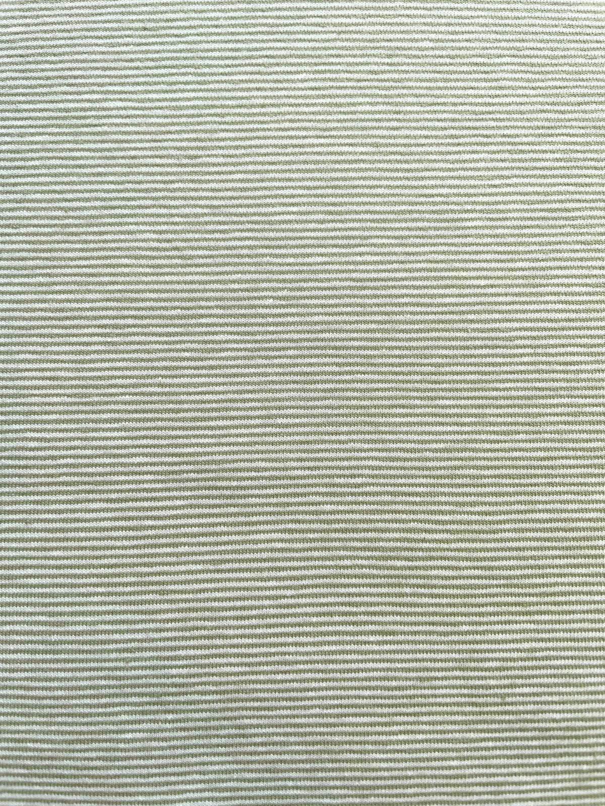 Detailaufnahme eines hochwertigen Baumwoll-Jerseystoffs mit feinen, horizontalen Micro-Streifen in Salbeigrün und Ecru.