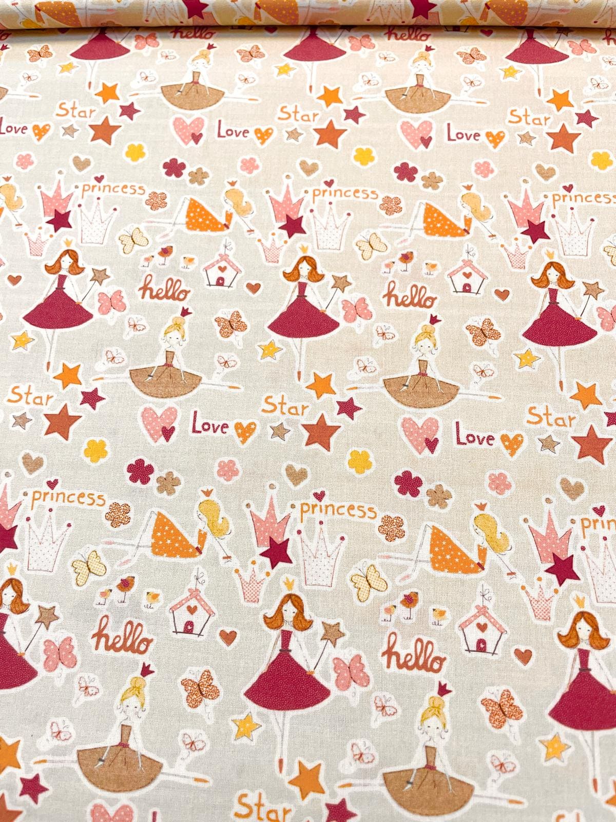 Baumwolle Webware in Apricot/Beige mit Prinzessinnen, Sternen und Schmetterlingen, ideal als Kinderstoff für Kleider und Deko.