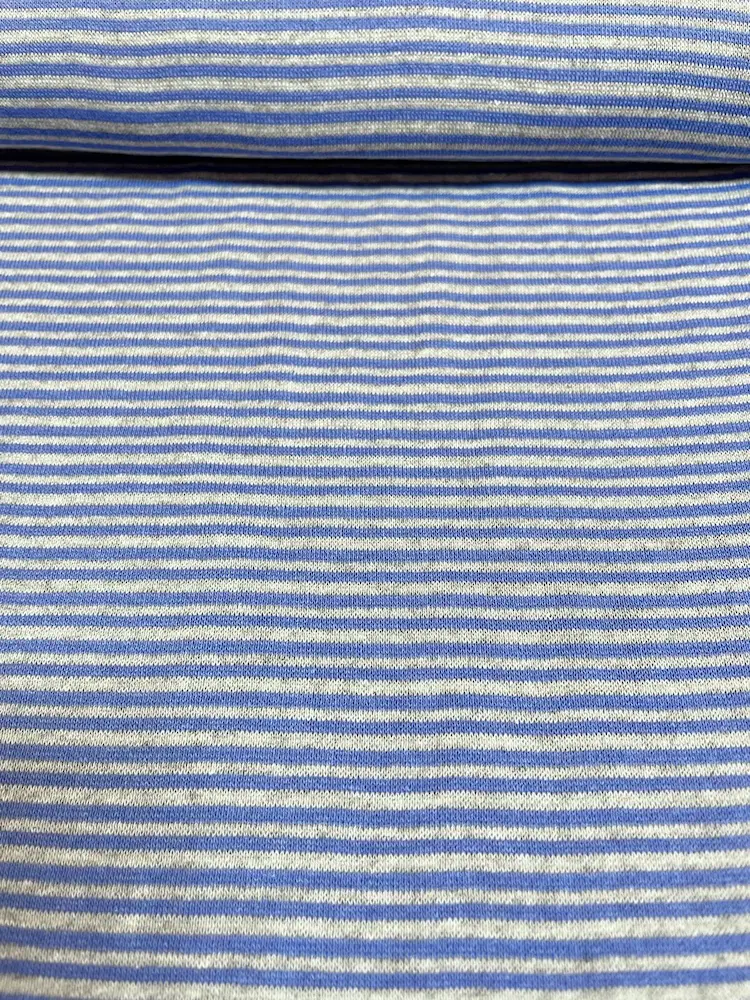 Gestreifter Bündchenstoff in Jeansblau und Grau-Melange als elastische Schlauchware (Meterware) für Pulloverbündchen und sportliche Freizeitkleidung.