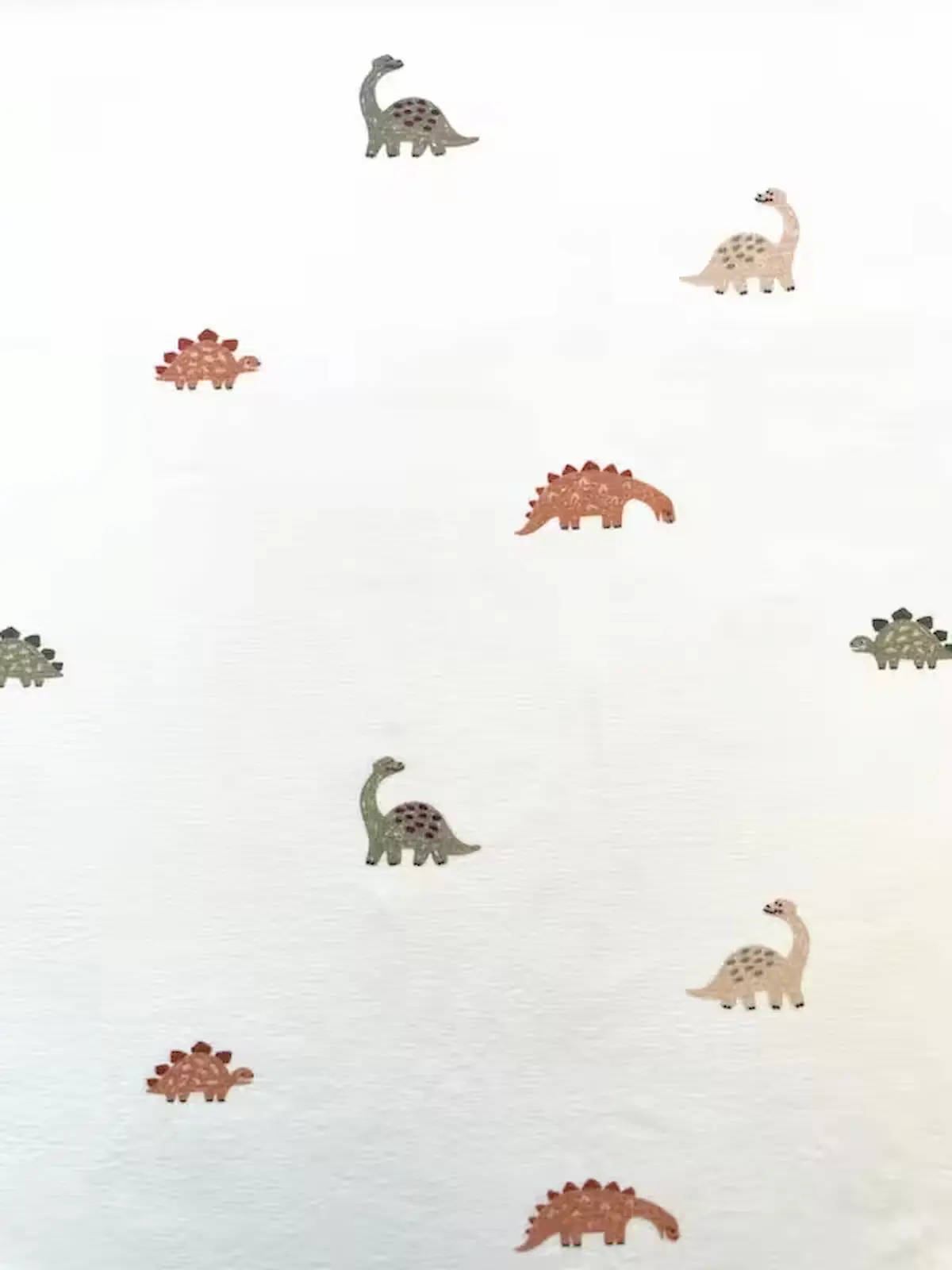 Weicher Baumwolljersey in Cremeweiß bedruckt mit kleinen Dinosauriern in Braun und Salbeigrün für Kinderkleidung.