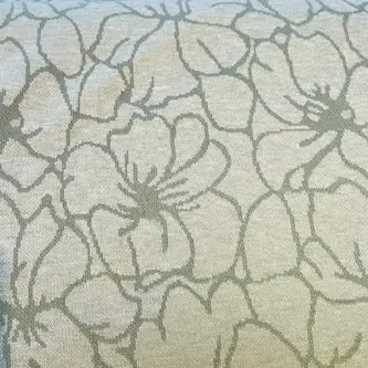Hochwertiger Strickjacquard-Stoff mit großflächigem Blumenmuster. Die Konturen der Blüten sind in Dunkelgrün auf einem melierten Hintergrund in Hellgrün und Beige gestrickt.