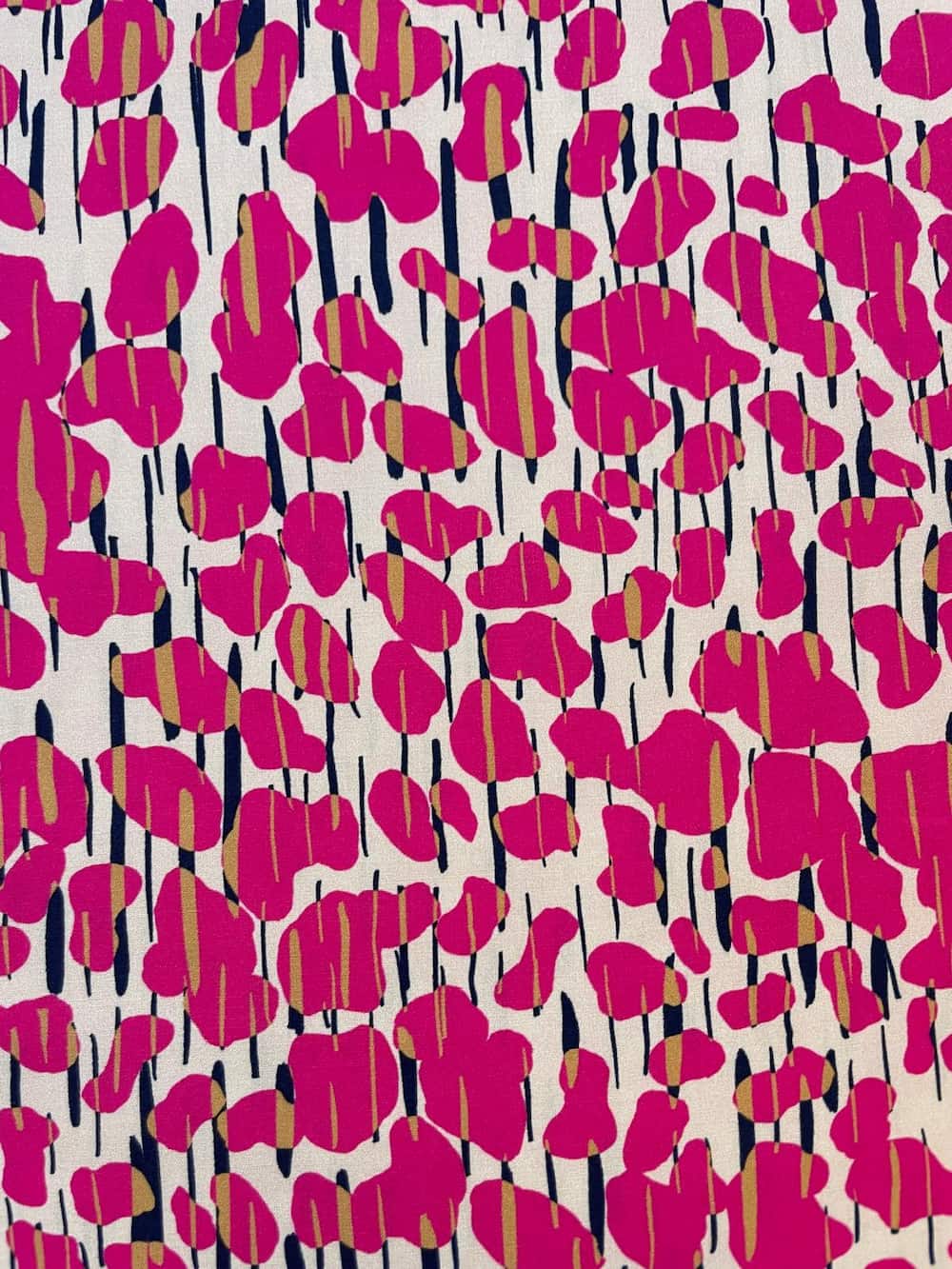 Hochwertiger Viskose-Stoff in Pink mit abstraktem Muster, 140 cm breit, perfekt als Meterware für elegante Sommerkleidung