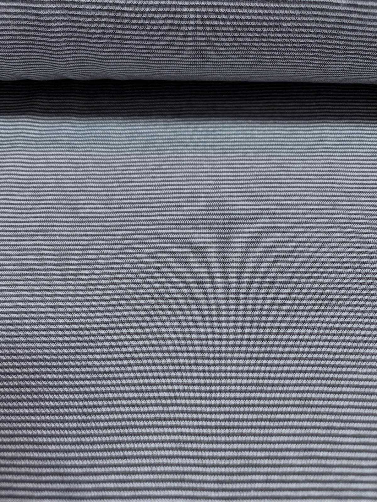 Schmal gestreifter Bündchenstoff in Grau-Meliert und Weiß als elastische Schlauchware (Meterware) für Ärmel, Halsbündchen und sportliche Kleidung.