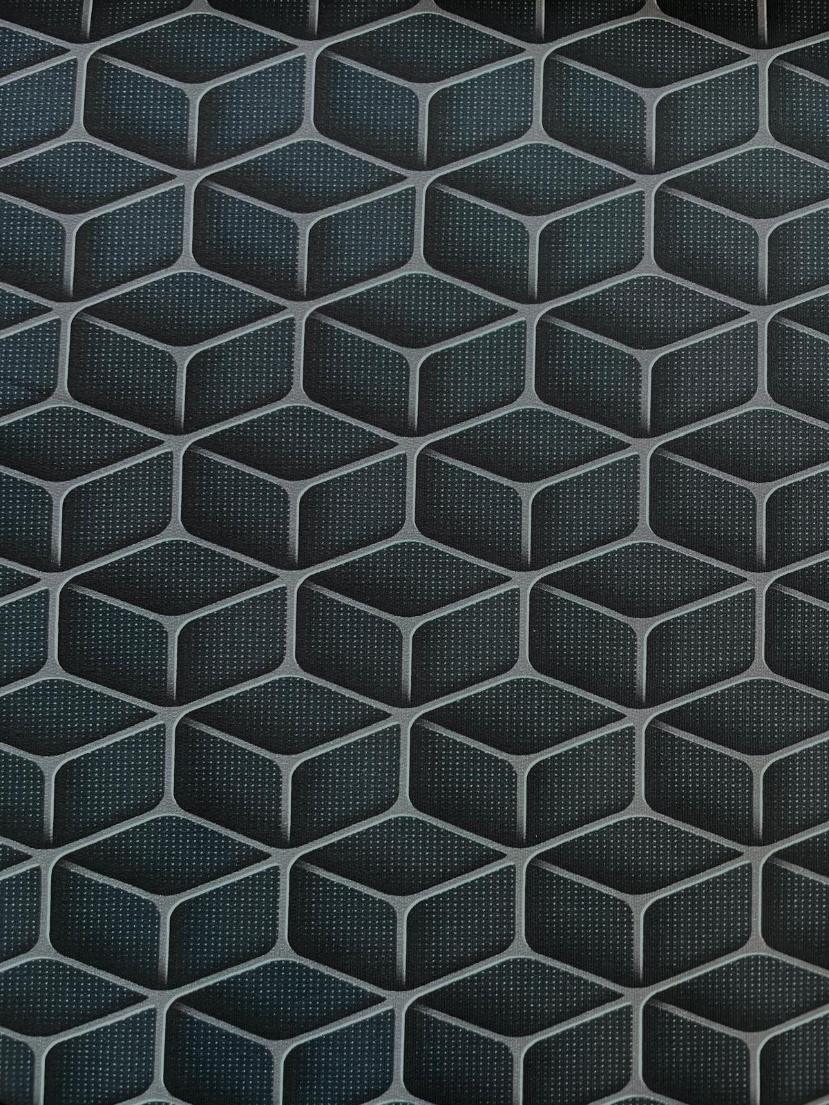 Sommersweat mit geometrischem 3D-Würfel-Muster in Anthrazit und Grau. Detailansicht der grafischen Stoffstruktur.