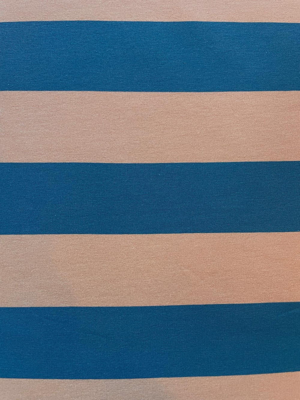 Hochwertiger French Terry Stoff mit horizontalen Streifen in Petrol und Sandbeige, glatte Oberfläche.