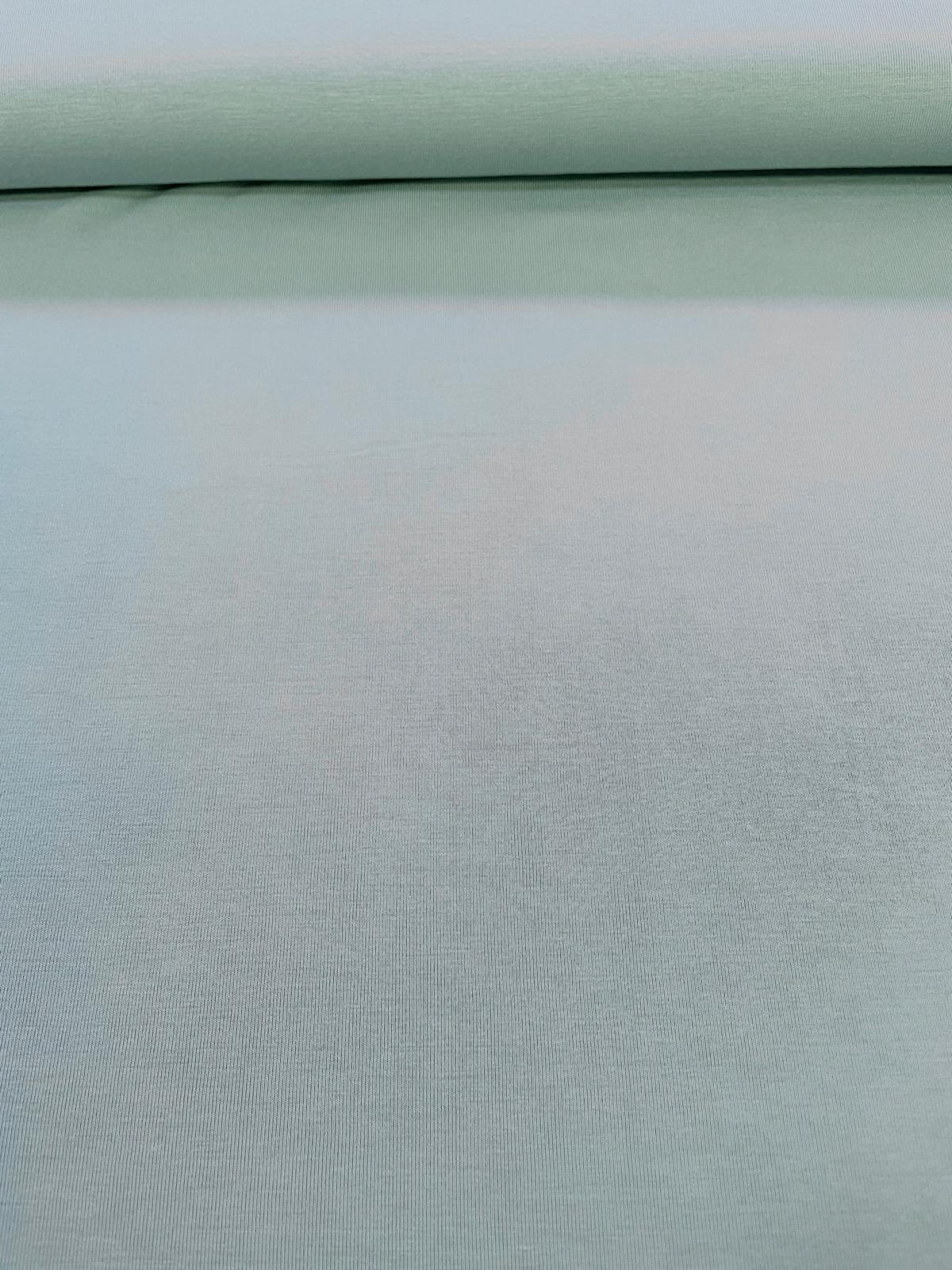 Nahaufnahme von weichem, fließendem Bambus-Jersey Stoff in der Farbe Meergrün, glatte Oberfläche mit feiner Strickstruktur, 200g Meterware.