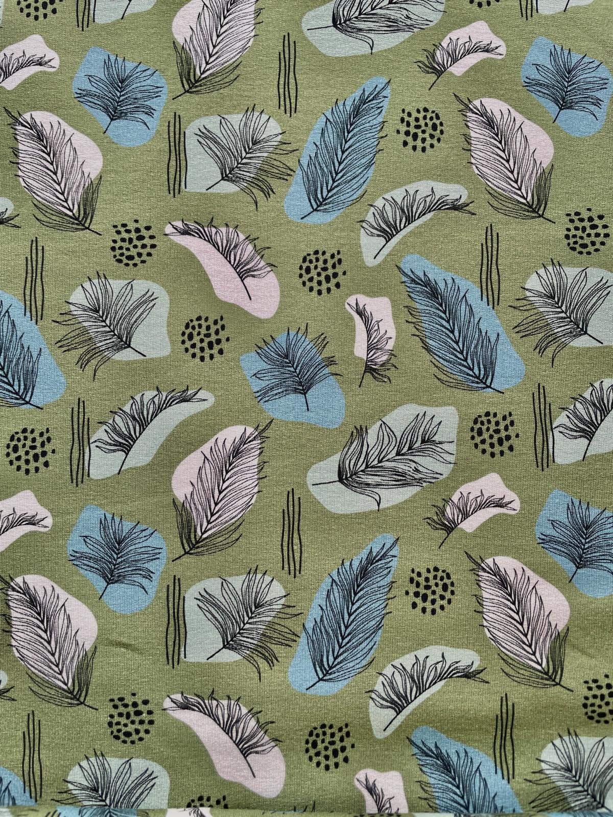Olivgrüner French Terry Stoff mit einem modernen Print aus abstrakten Blättern und Federn in den Farben Blau, Rosa und Schwarz.