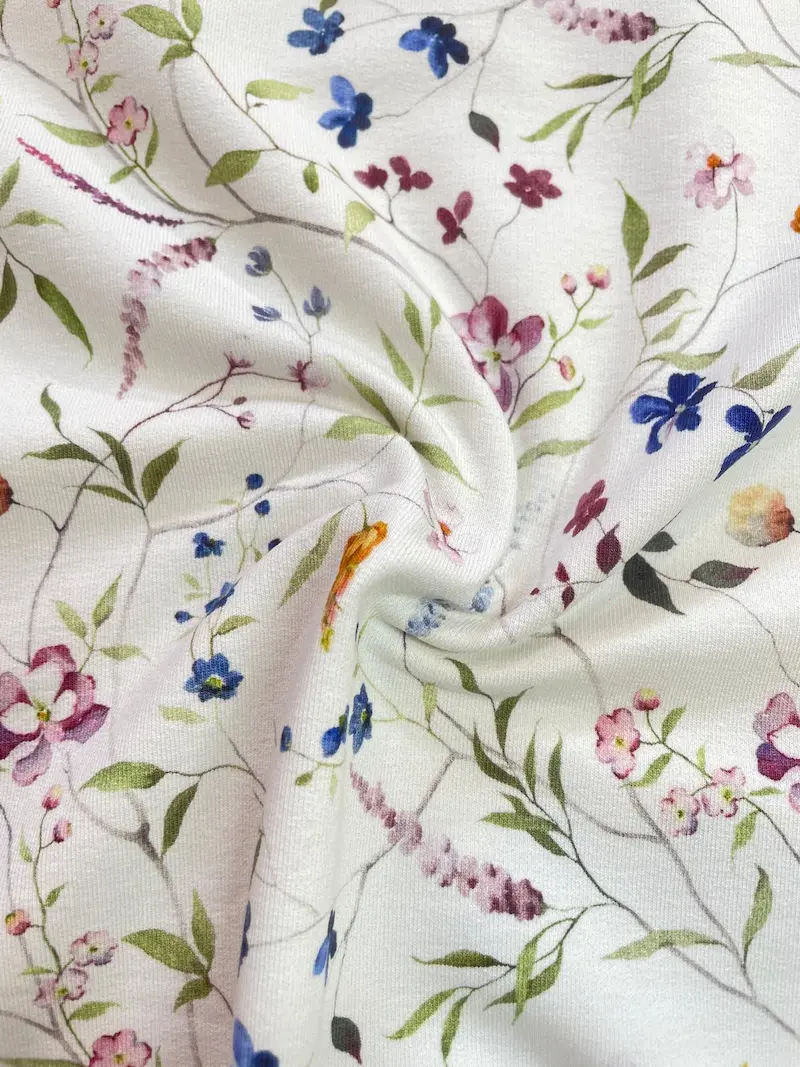 Floraler French Terry Stoff als Meterware mit Aquarell-Wiesenblumen zum Kaufen und Nähen