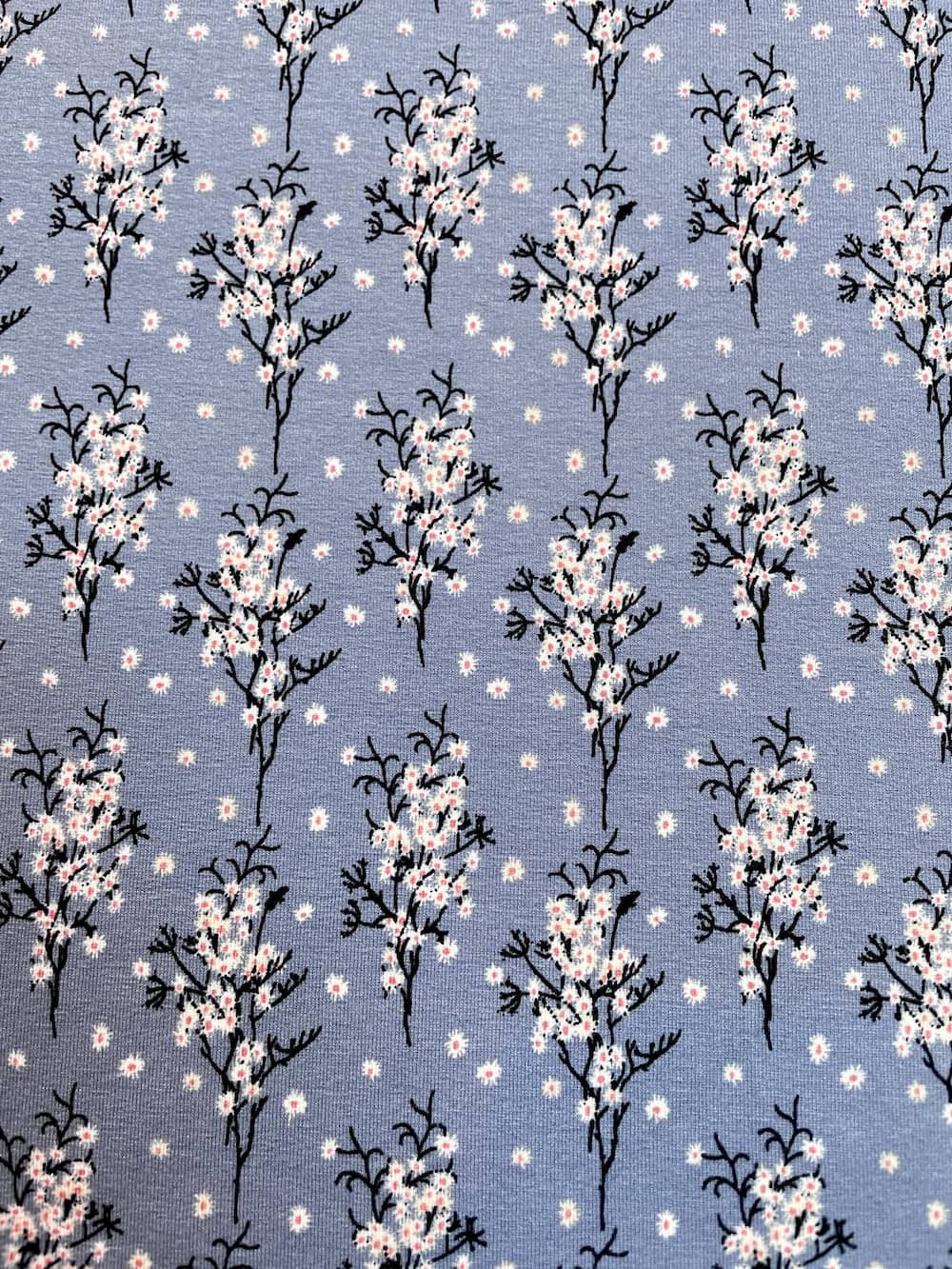 Viskose Jersey "Spring Blossom" blaulila mit Kirschbaumblüten Viskose Jersey "Spring Blossom" blaulila mit Kirschbaumblüten