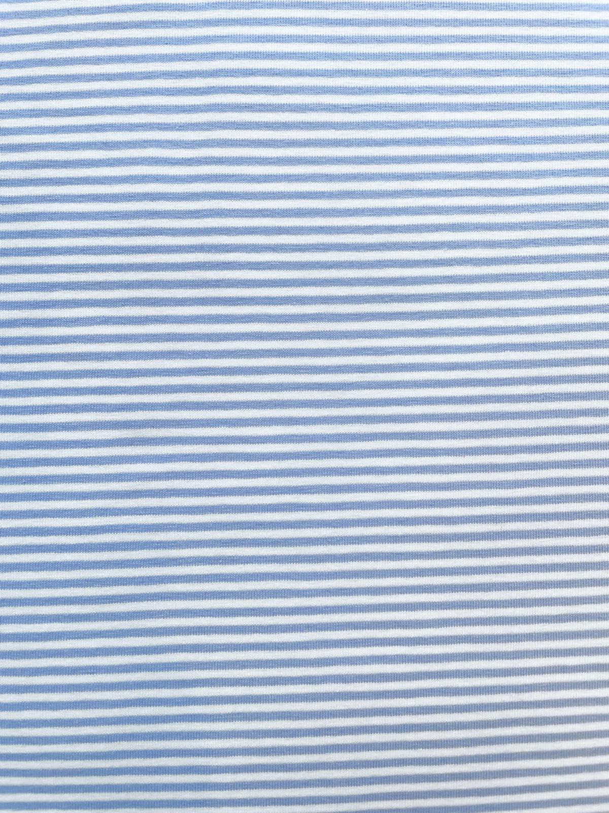 Jersey Stoff mit schmalen blau-weißen Streifen flach liegend auf hellem Holztisch