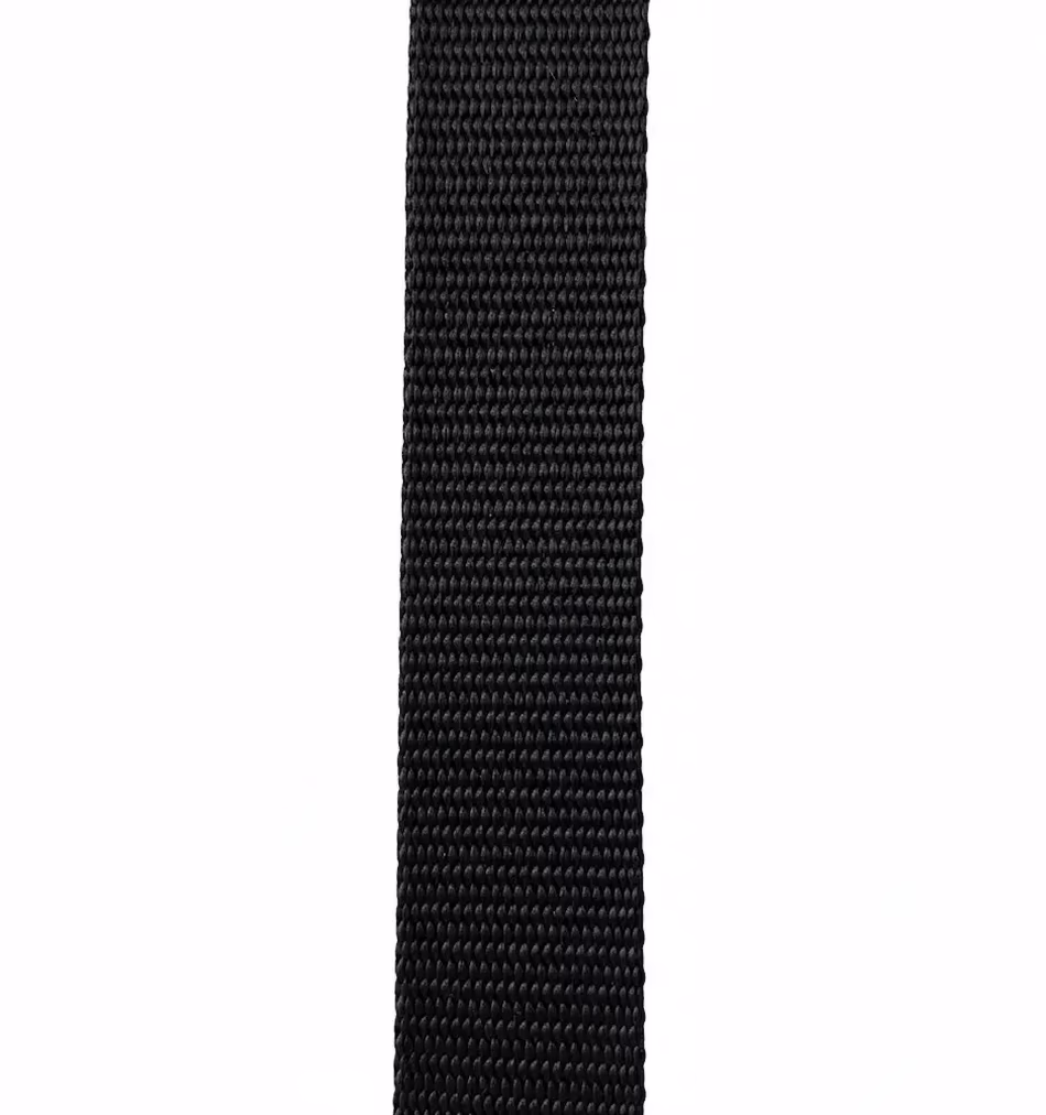 Nahaufnahme von einem klassischen schwarzen Gurtband mit 3 cm bzw. 30 mm Breite vor weißem Hintergrund, erhältlich als Meterware für Taschen und Rucksäcke.