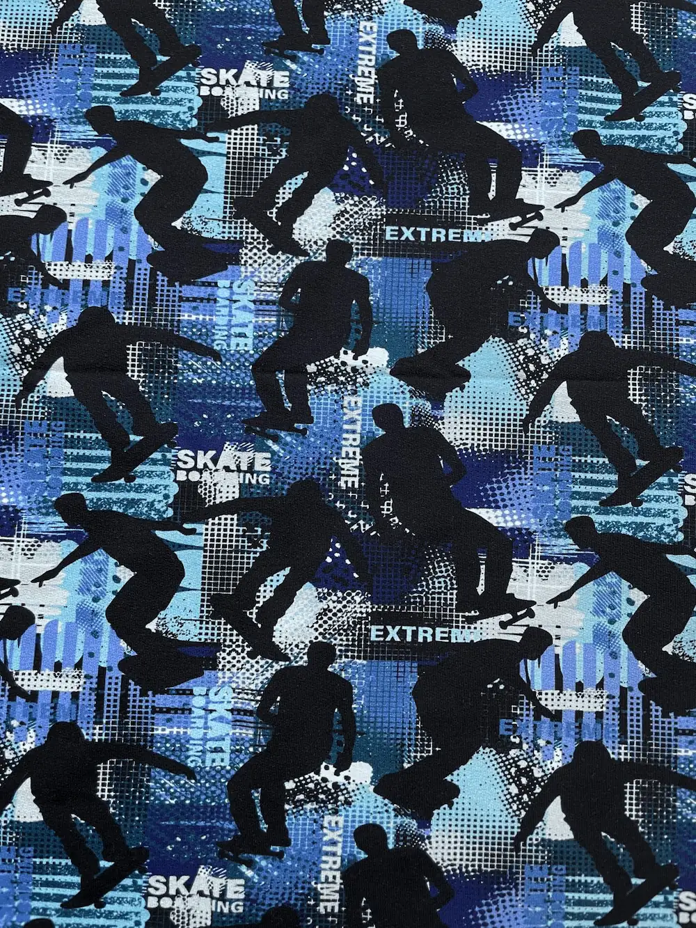 Blauer Baumwoll-Jersey French Terry mit schwarzen Skater-Silhouetten und Extreme-Schriftzug.