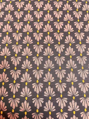 Detailansicht eines Jerseystoffs mit stilisiertem Fächer-Muster in Altrosa und Senfgelb auf dunkelgrauem Hintergrund im Art-Déco-Stil