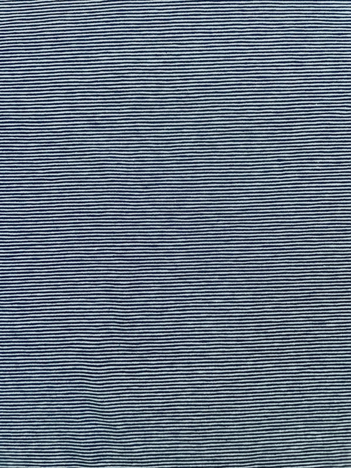 Nahaufnahme von Baumwolljersey Meterware mit sehr feinen horizontalen Streifen in Dunkelblau und Weiß; hochwertige elastische Stoffqualität für zeitlose Basics und Kinderkleidung.