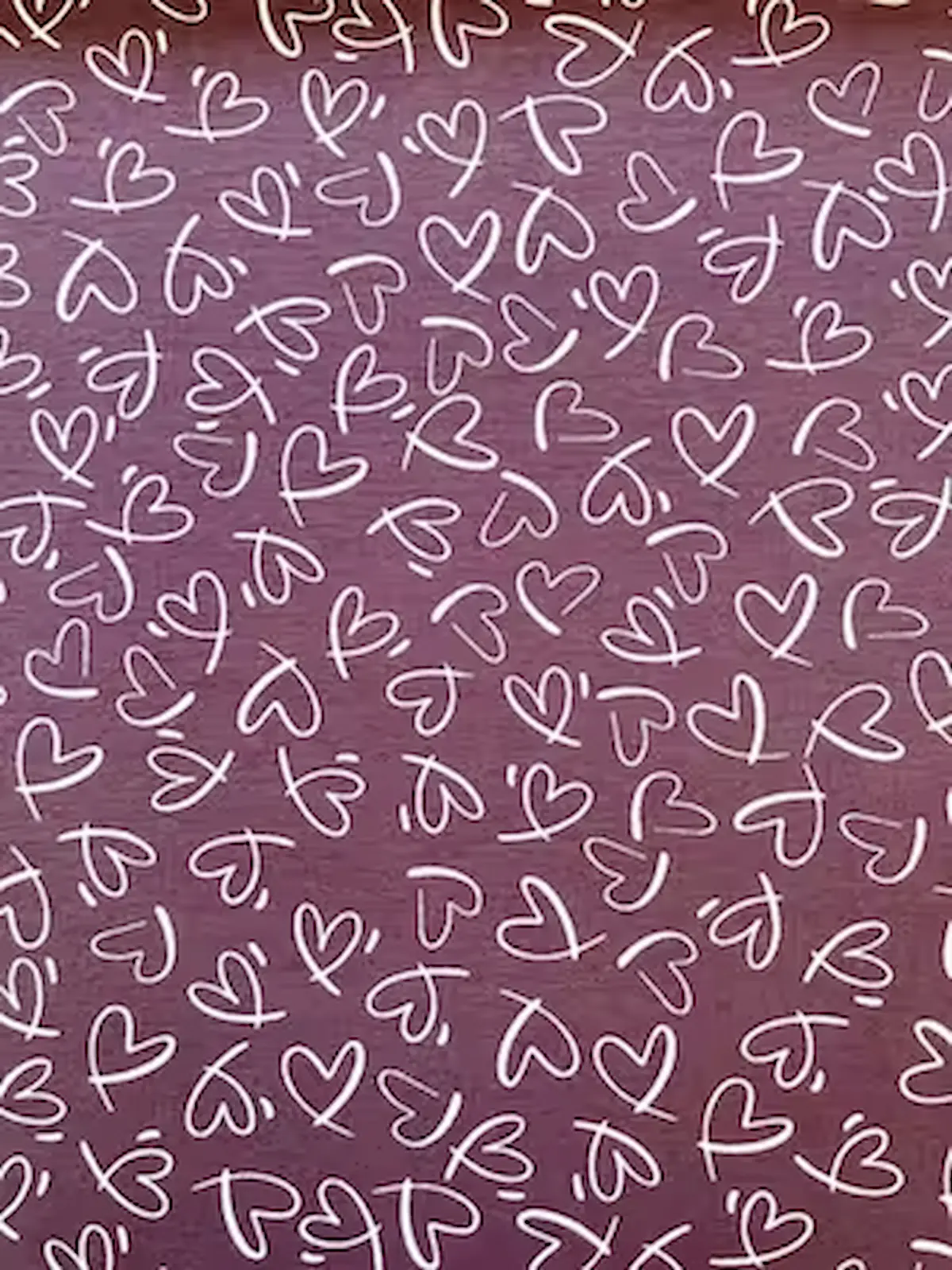 Hochwertiger violetter Jerseystoff mit weißem, handgezeichnetem Herzmuster, Meterware aus 95% Baumwolle für Damen- und Kinderbekleidung.