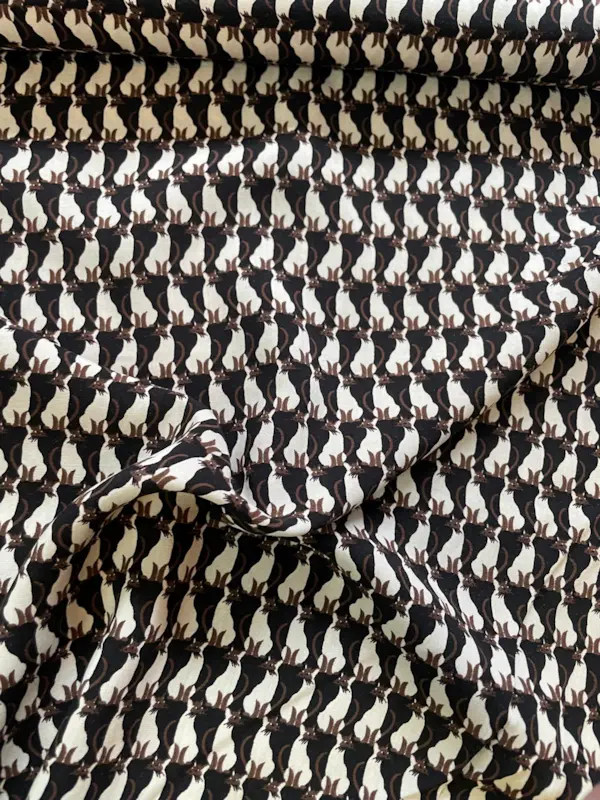 Fließender Viskosestoff mit grafischem Katzenmuster in Schwarz und Creme, 100% Viskose Webware für Kleider und Blusen.