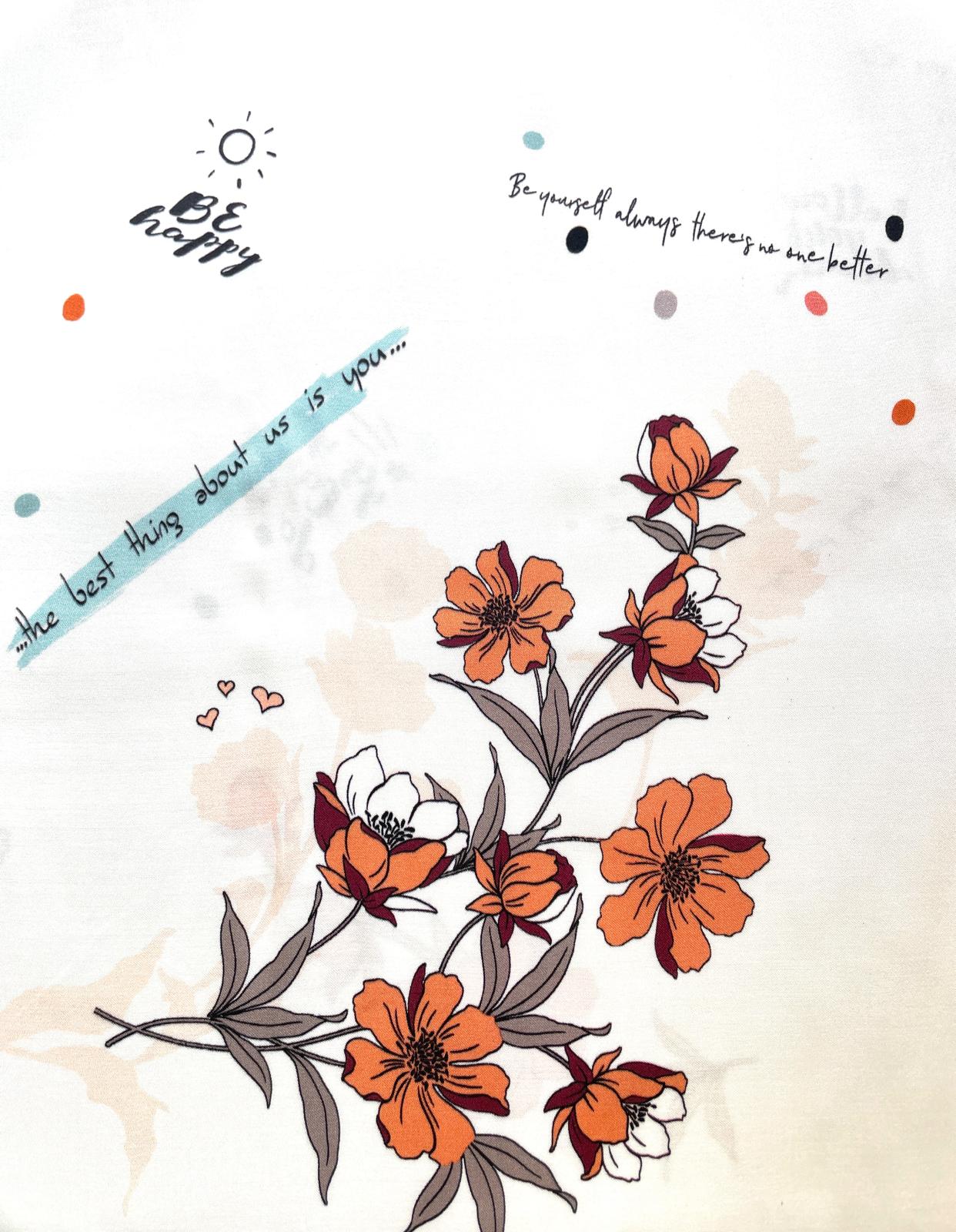 Leichter, cremefarbener Bio-Viskose-Stoff mit orangefarbenen Blumenmotiven und den Schriftzügen "Be happy" und "Be yourself", flach liegend fotografiert.